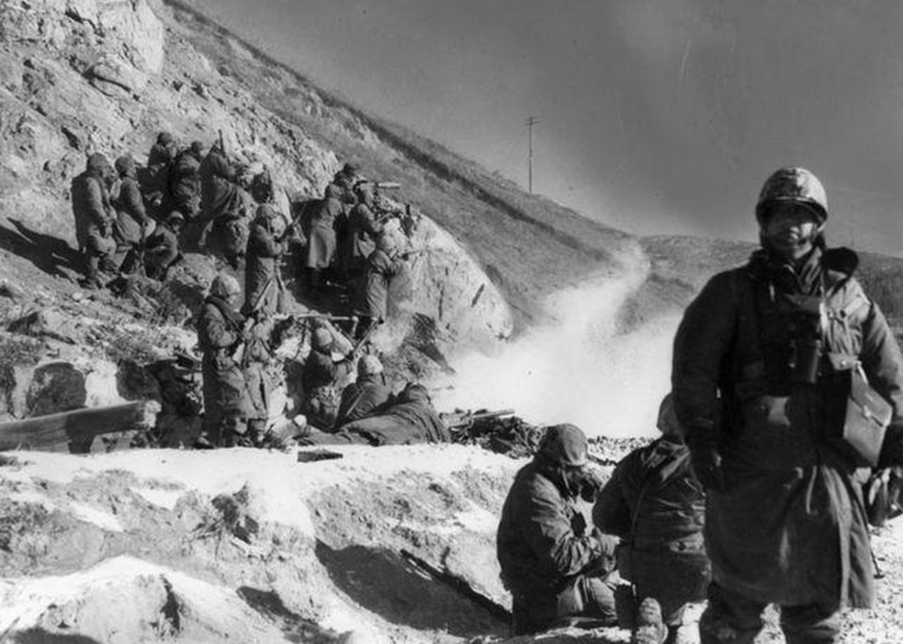 北极熊团被歼后,美军中校潜入战场清点尸体,我军进行围观.