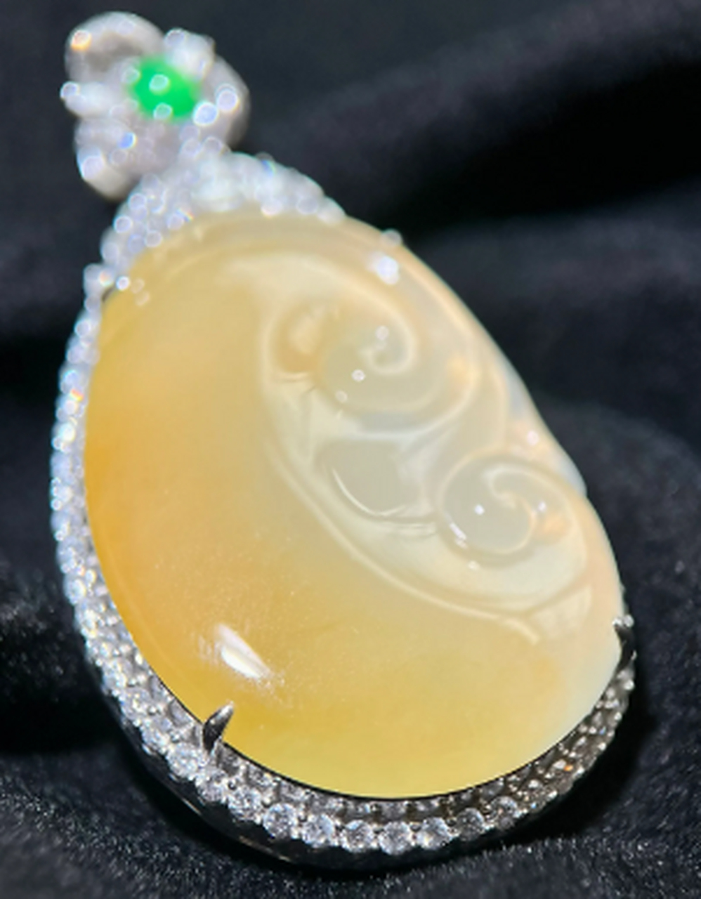 点击头像看直播##翡翠# 散发金色光芒的冰黄如意翡翠,玉质细腻莹润