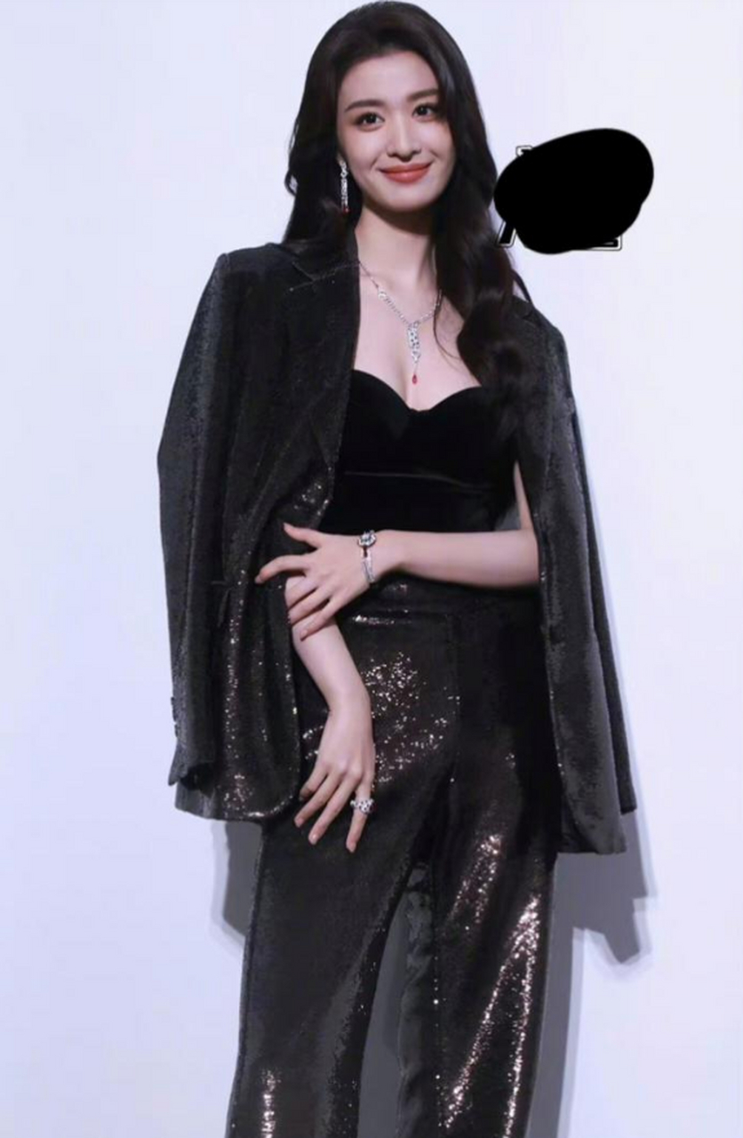 杨洋的女朋友真的挺漂亮的,感觉他像杨采钰那种类型的.