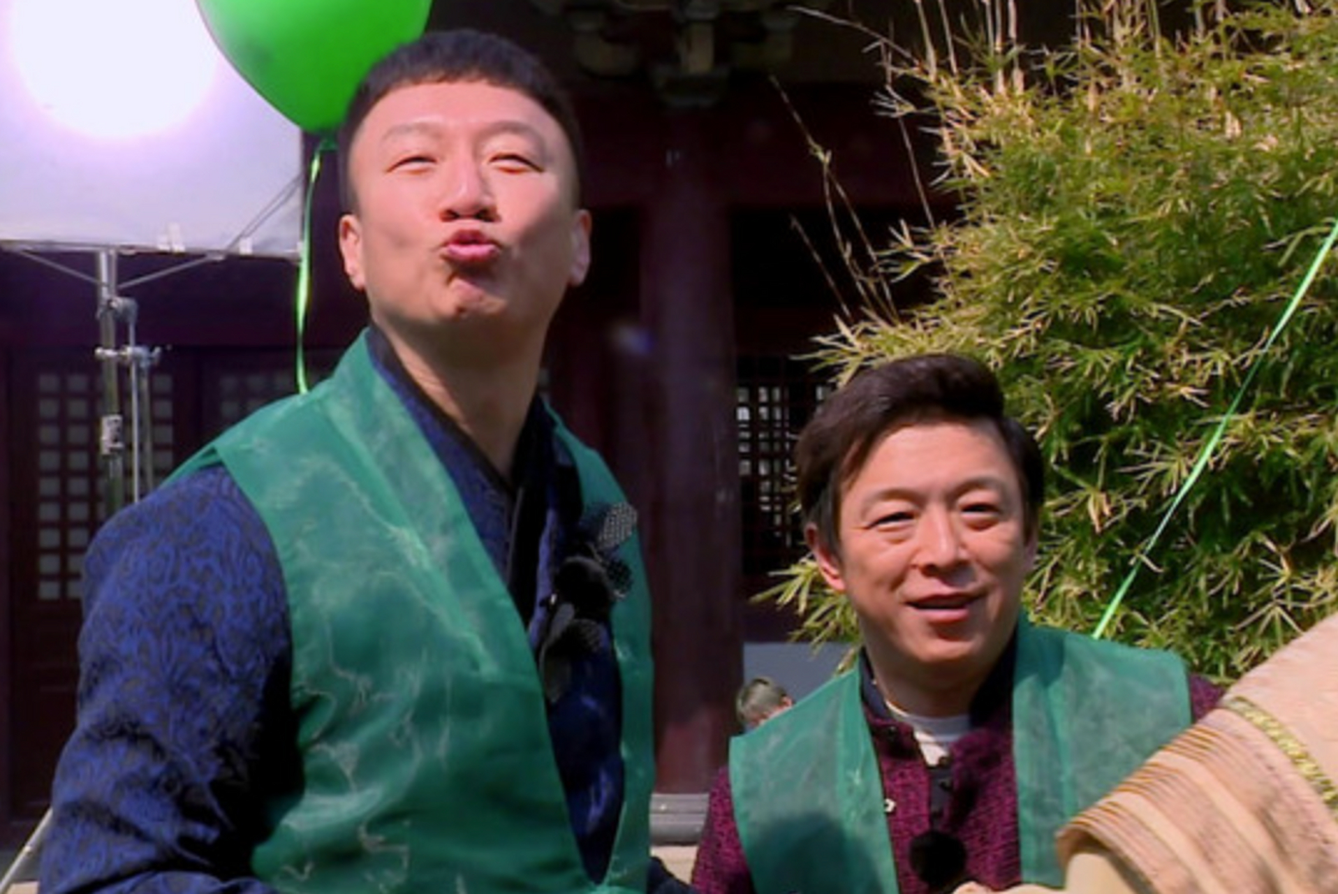 在一次节目中,孙红雷质问黄渤:"我零片酬出演你的电影,为什么要删除我