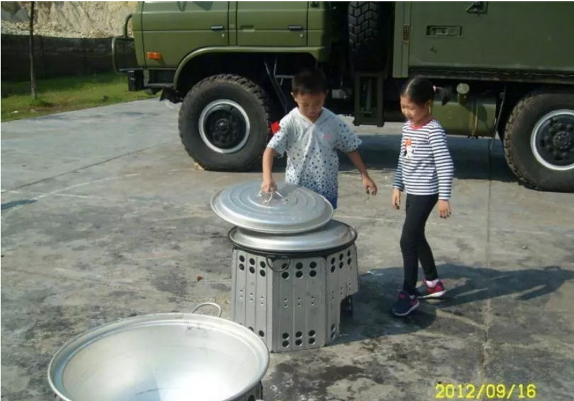 【解放军的制式行军灶】图片上这东西的学名叫"连用给养单元",实际上