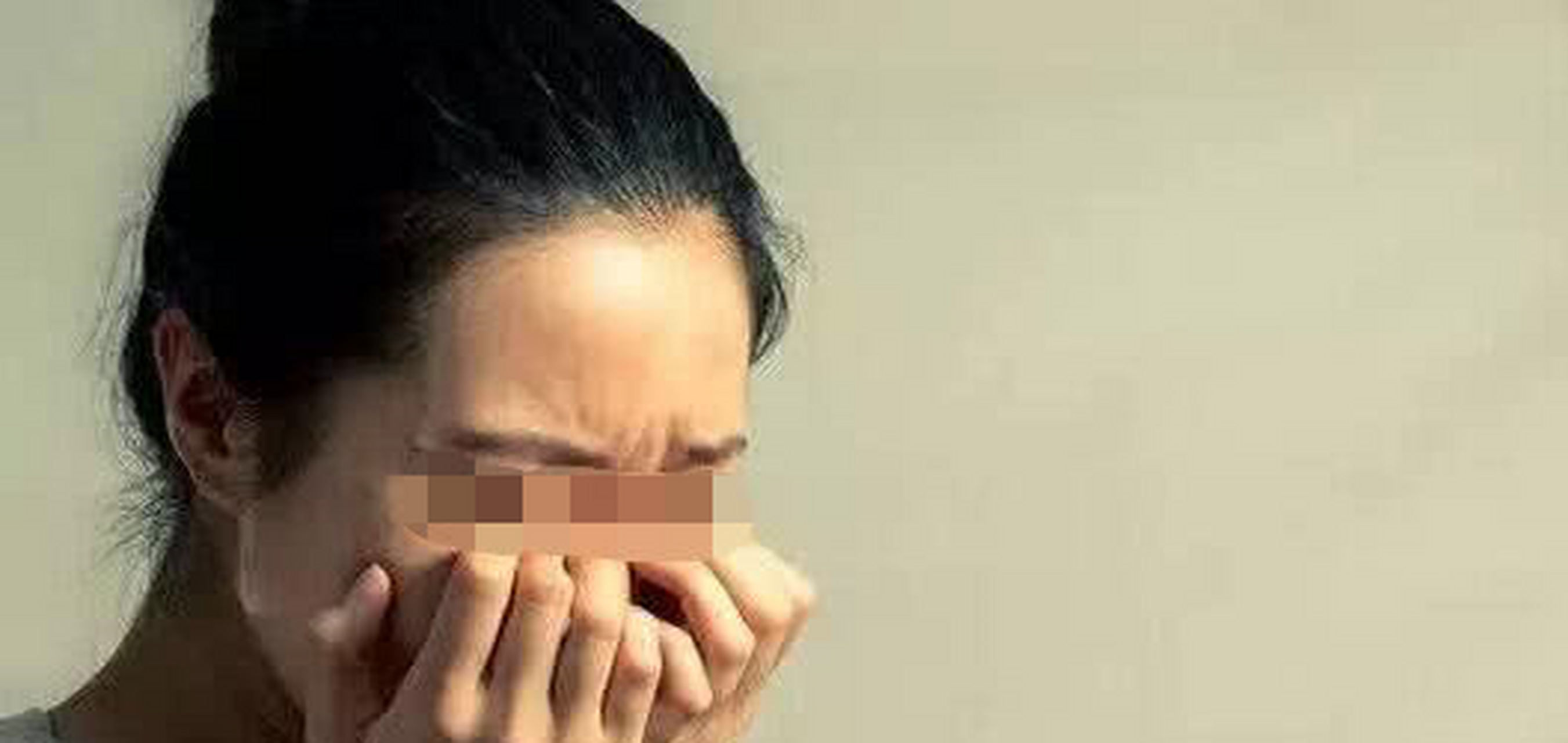 邹芳刚出生那会 邹芳刚出生那会,亲生母亲因大出血而去世,父亲就承担