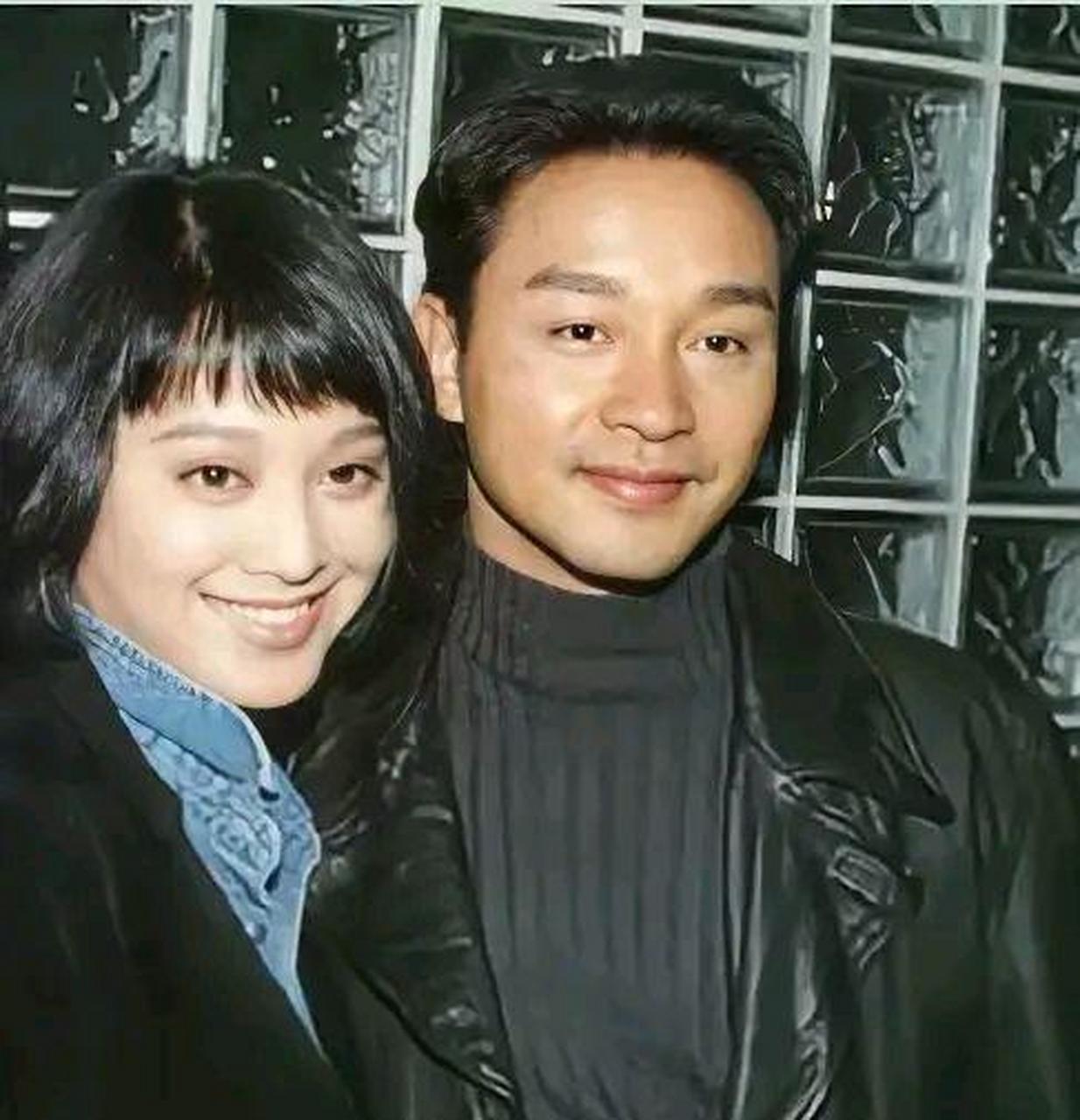 片中两人来了一场"鸳鸯浴".  张国荣说:"脸好美,就是身材太胖了.