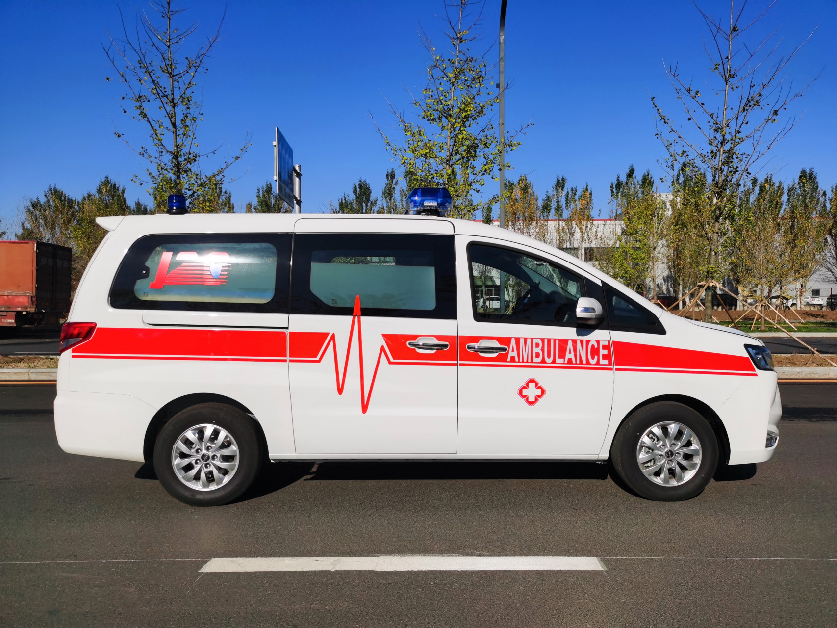 救护车#众铠牌江淮瑞风m4救护车 医疗舱尺寸为2700mm,宽1700mm,高14