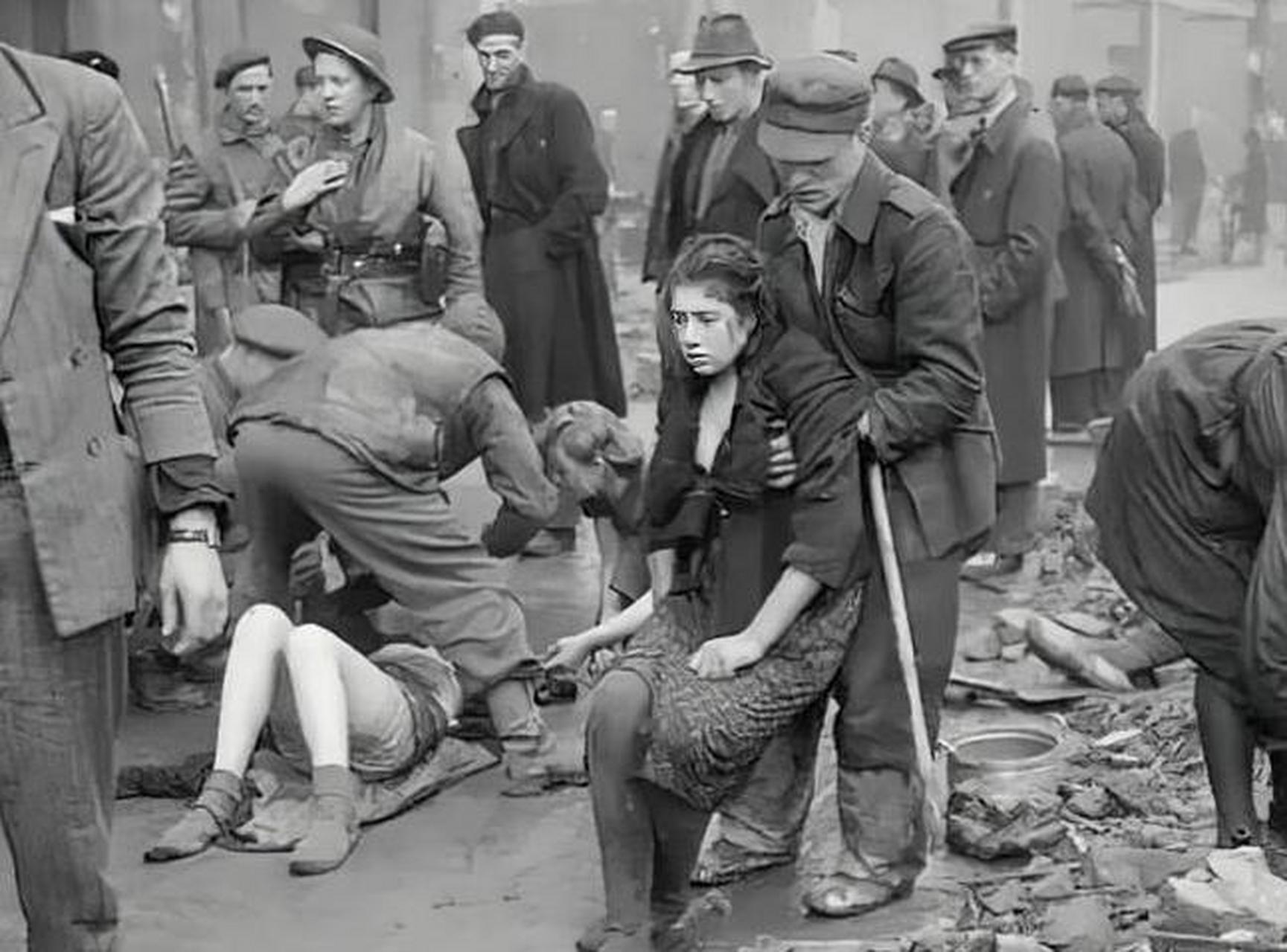 1945年,二战期间,德国妇女遭受了苏联红军的残酷压迫