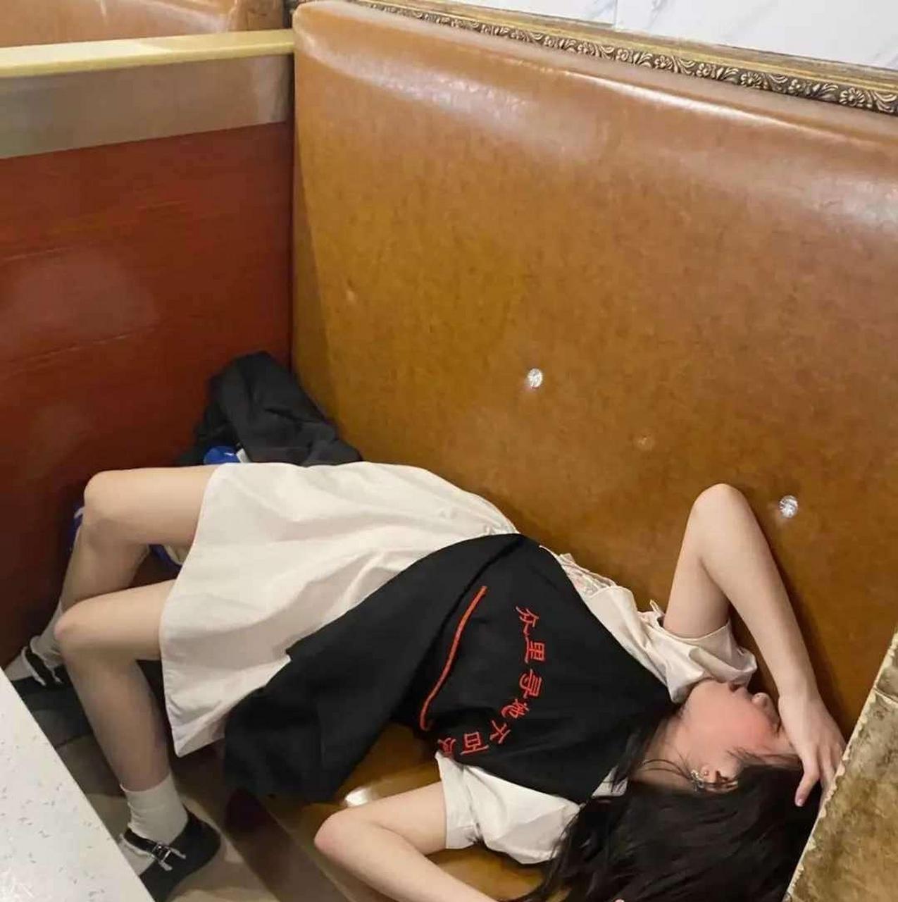 网友:约女同事吃饭,就喝一杯,然后醉成这样?