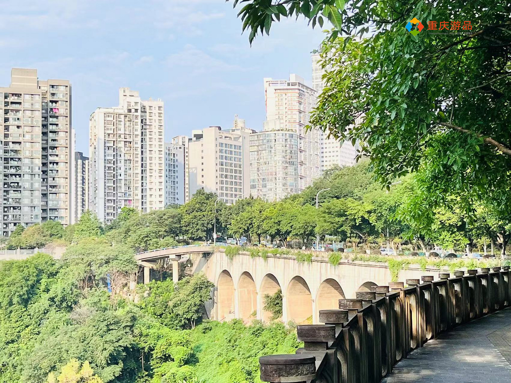 连接了重庆两路口和鹅岭的道路中间,有一座七孔桥,因为这座桥是一座