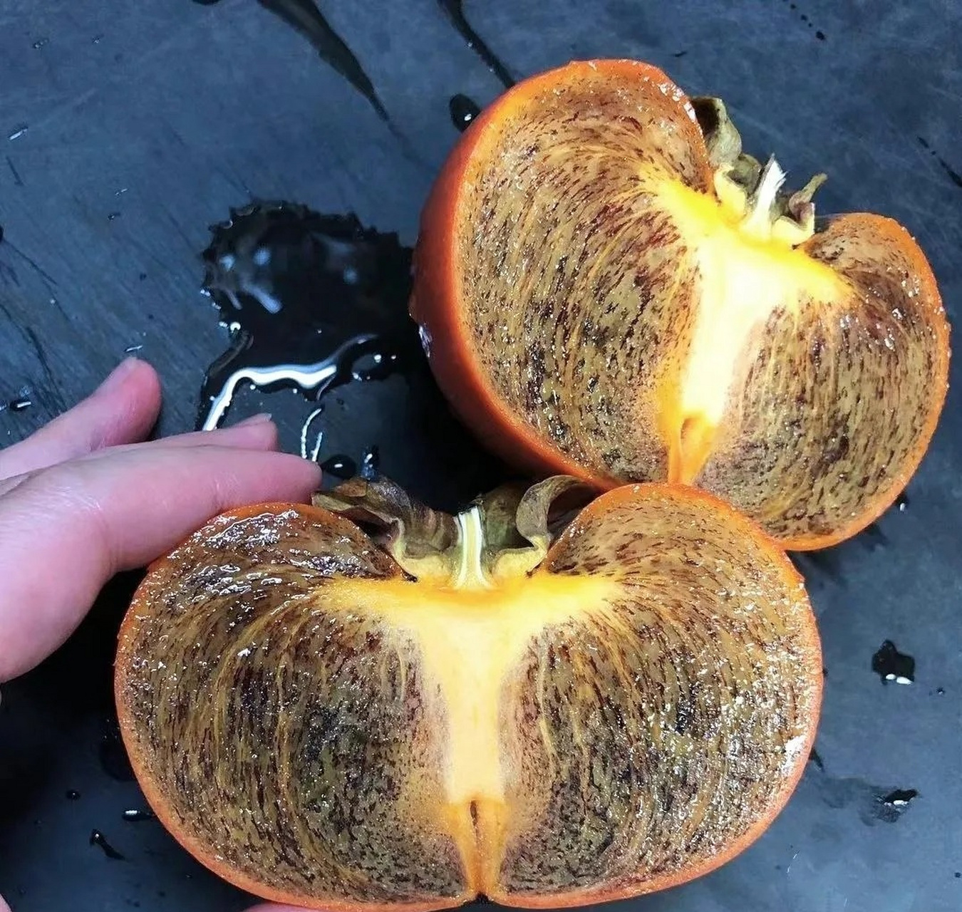 水果店解释说这是糖心,新品种巧克力柿子很好吃