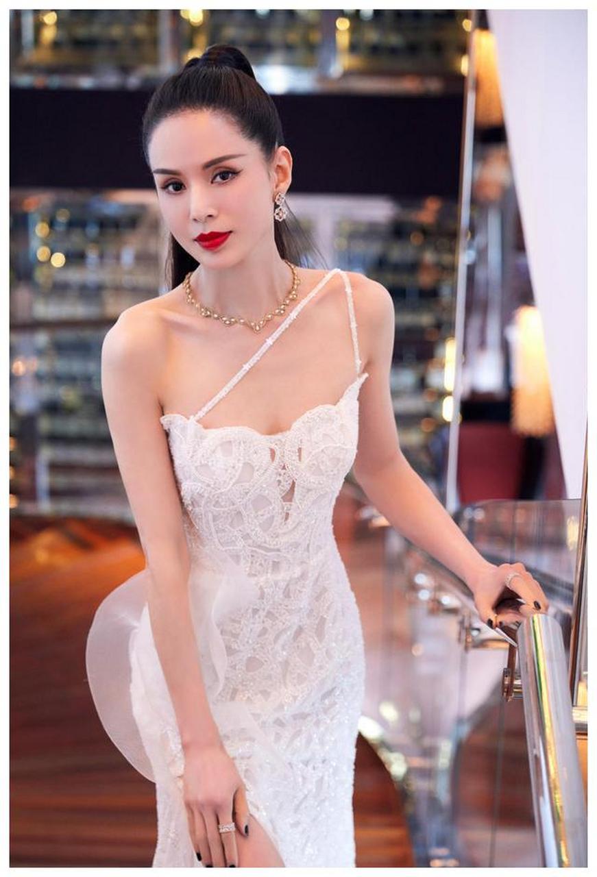 李若彤写真,身穿白色吊带镂空裙,气质高雅,美丽非凡