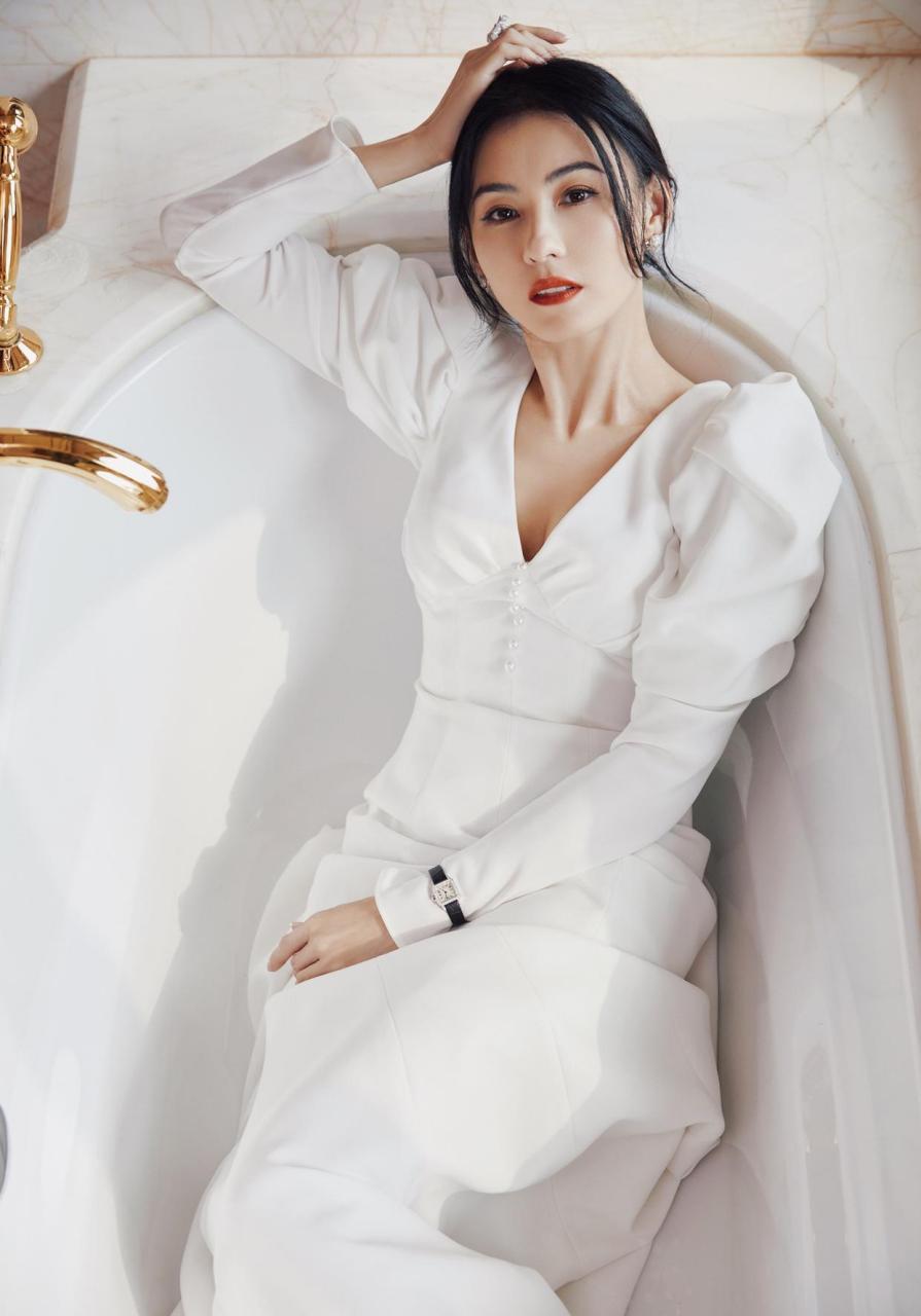 张柏芝释出一组最新活动图 白色礼服长裙搭配简洁的盘发,把优雅与干练