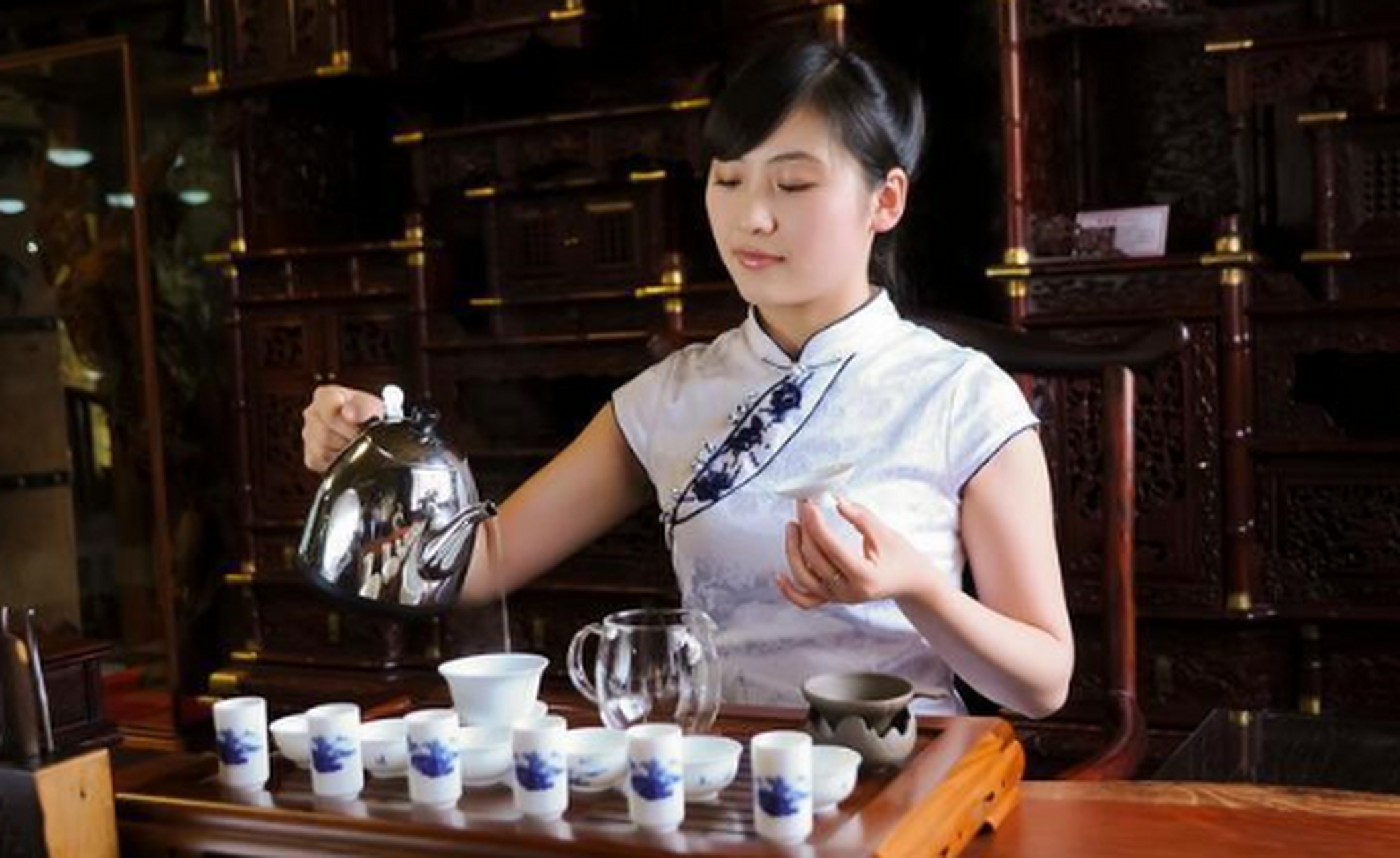 伊娃很生气,但看到是名人,也就释怀了.