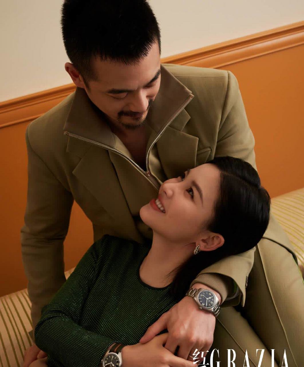 杨子姗和吴中天七夕大片,夫妻俩紧紧相拥,手牵着手,对视一眼   杨子姗