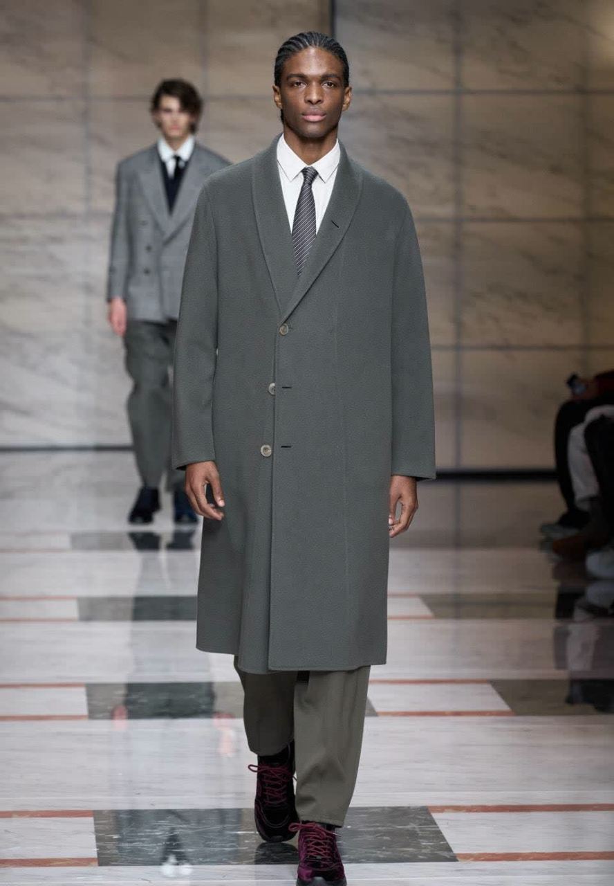 乔治·阿玛尼2023秋冬男装系列,看面料的质感,图案的线条,模特的气质.