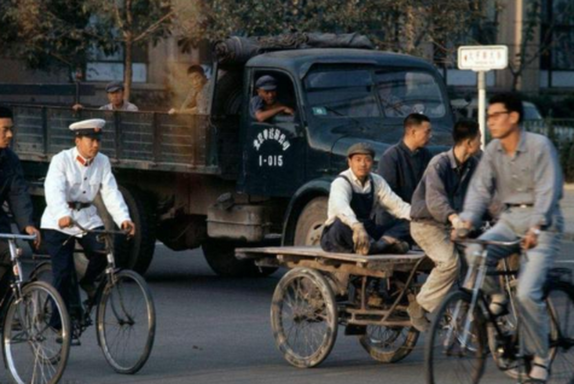 1982年北京的街头,自行车,三轮车和大卡车同框.