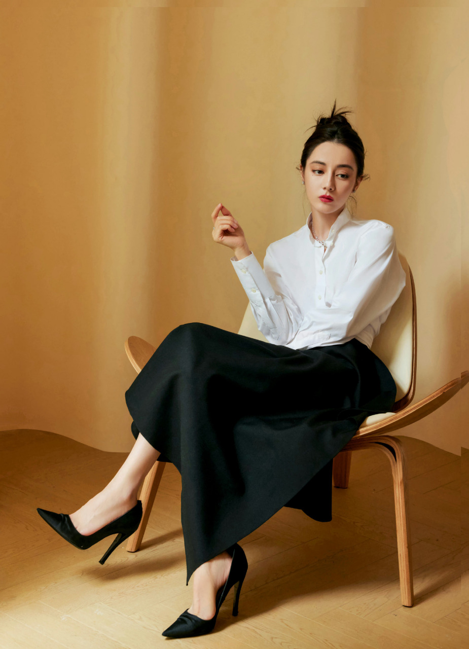 迪丽热巴内场第二套造型,盘发 白衬衫配黑色半裙,黑色高跟鞋,经典的