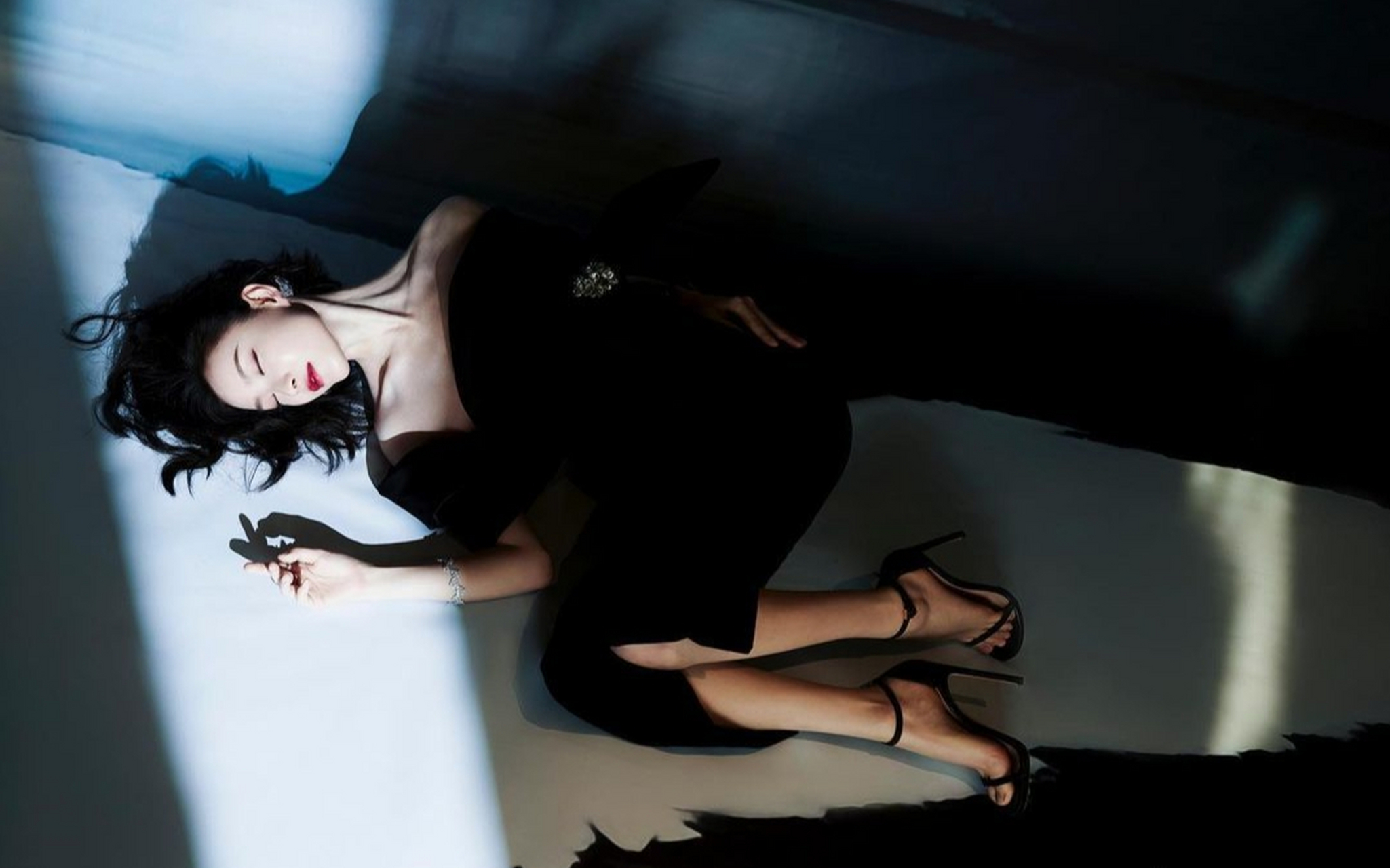 性感妩媚,风情万种的#倪妮# 一袭黑色抹胸礼服,肤白貌美,锁骨精致,香