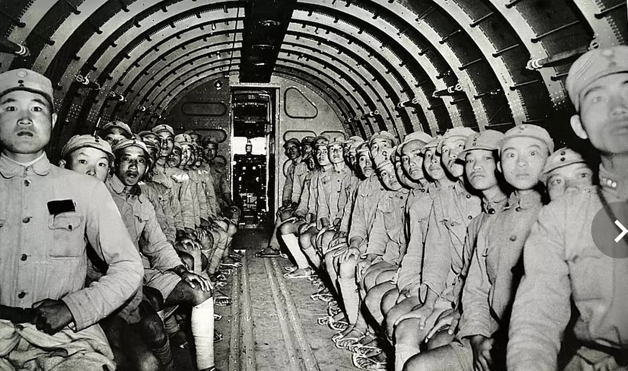 运输机里的"草鞋兵"  1942年,中国远征军士兵搭乘美军dc-3运输机入缅
