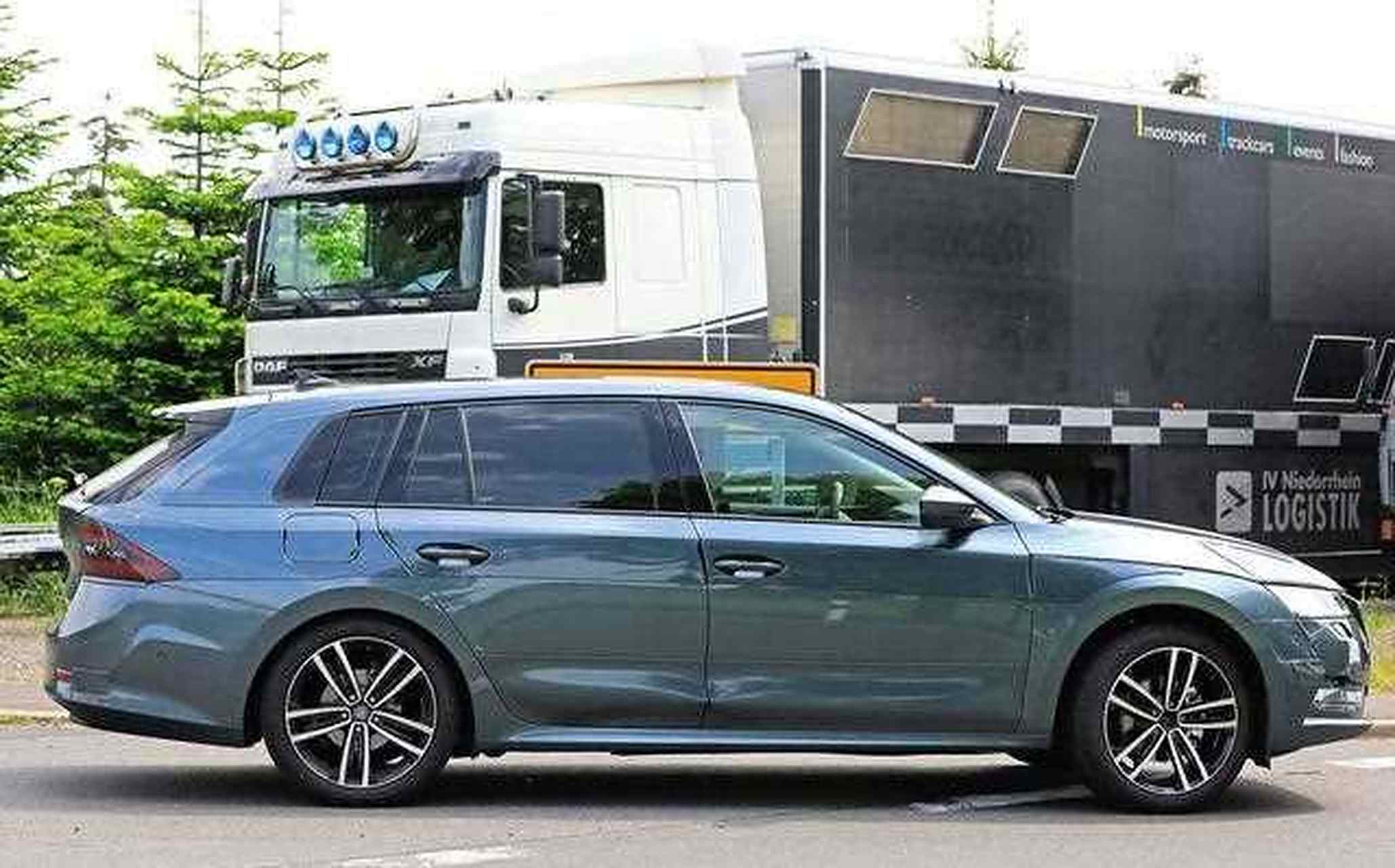 近日,外媒发布了一组全新斯柯达明锐旅行版车型的具体消息.