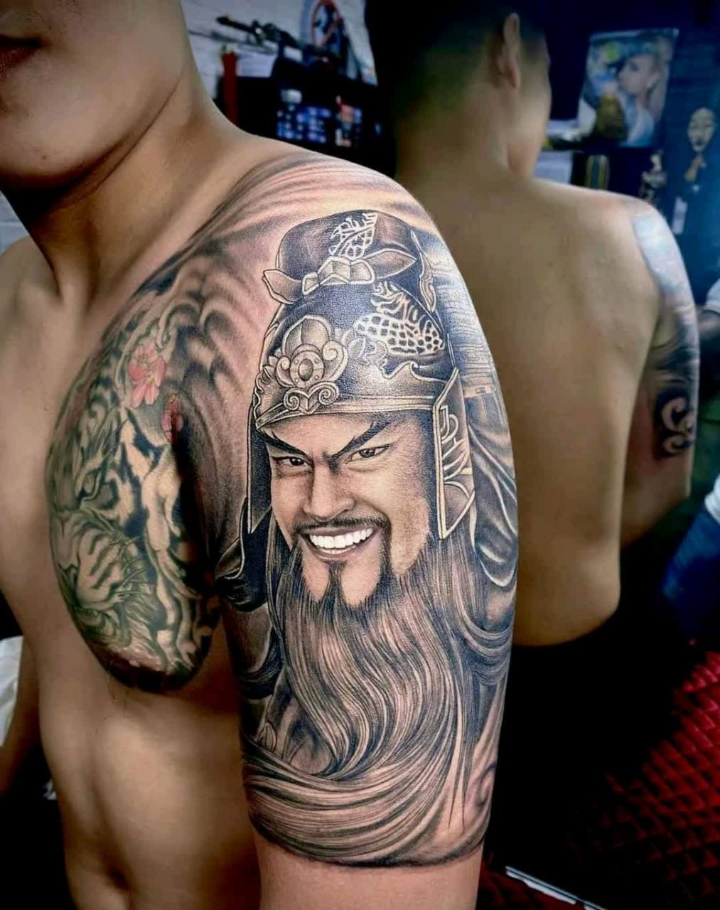 这是有纹身的关二爷吗? 他的牙齿好白啊![开心]