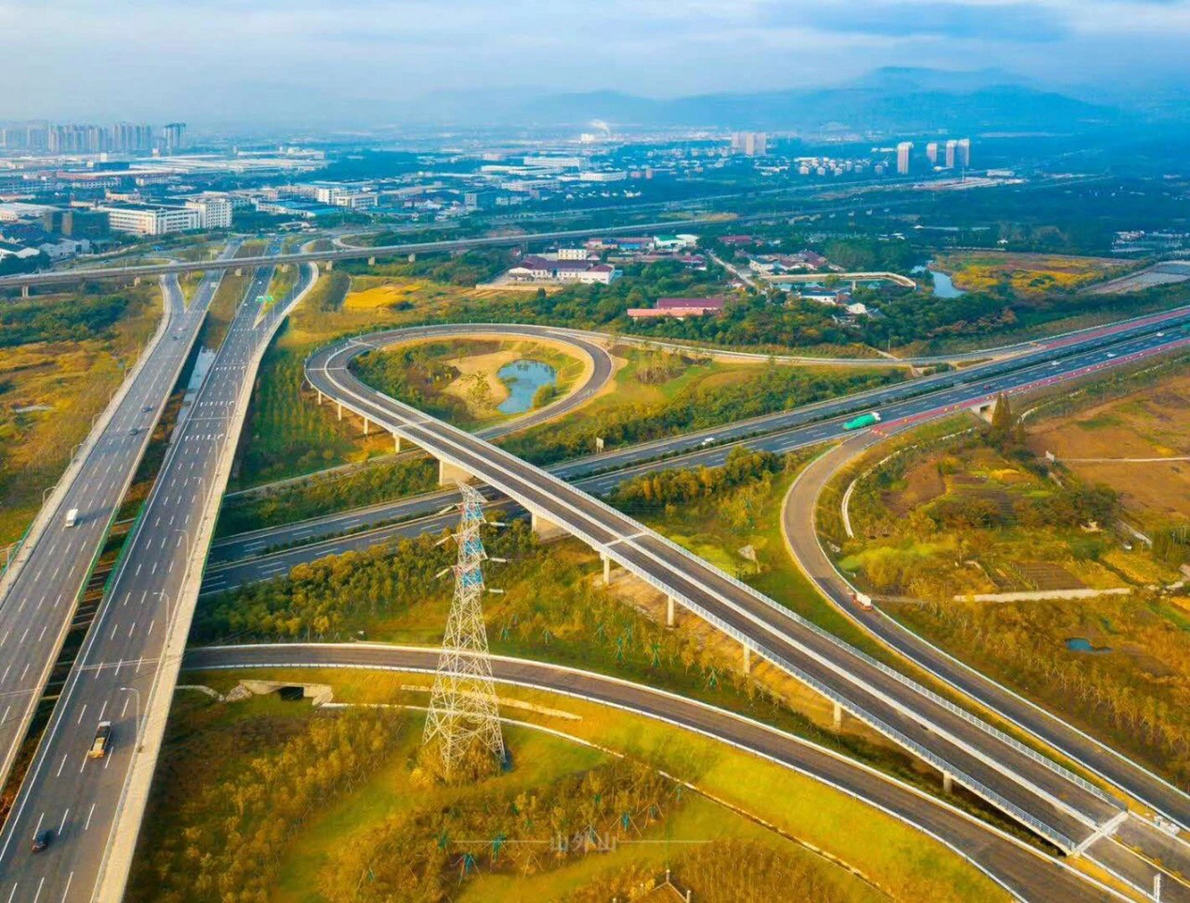 宜兴# 宁杭高速公路宜兴东收费站今天启用,该收费站是长深高速公路