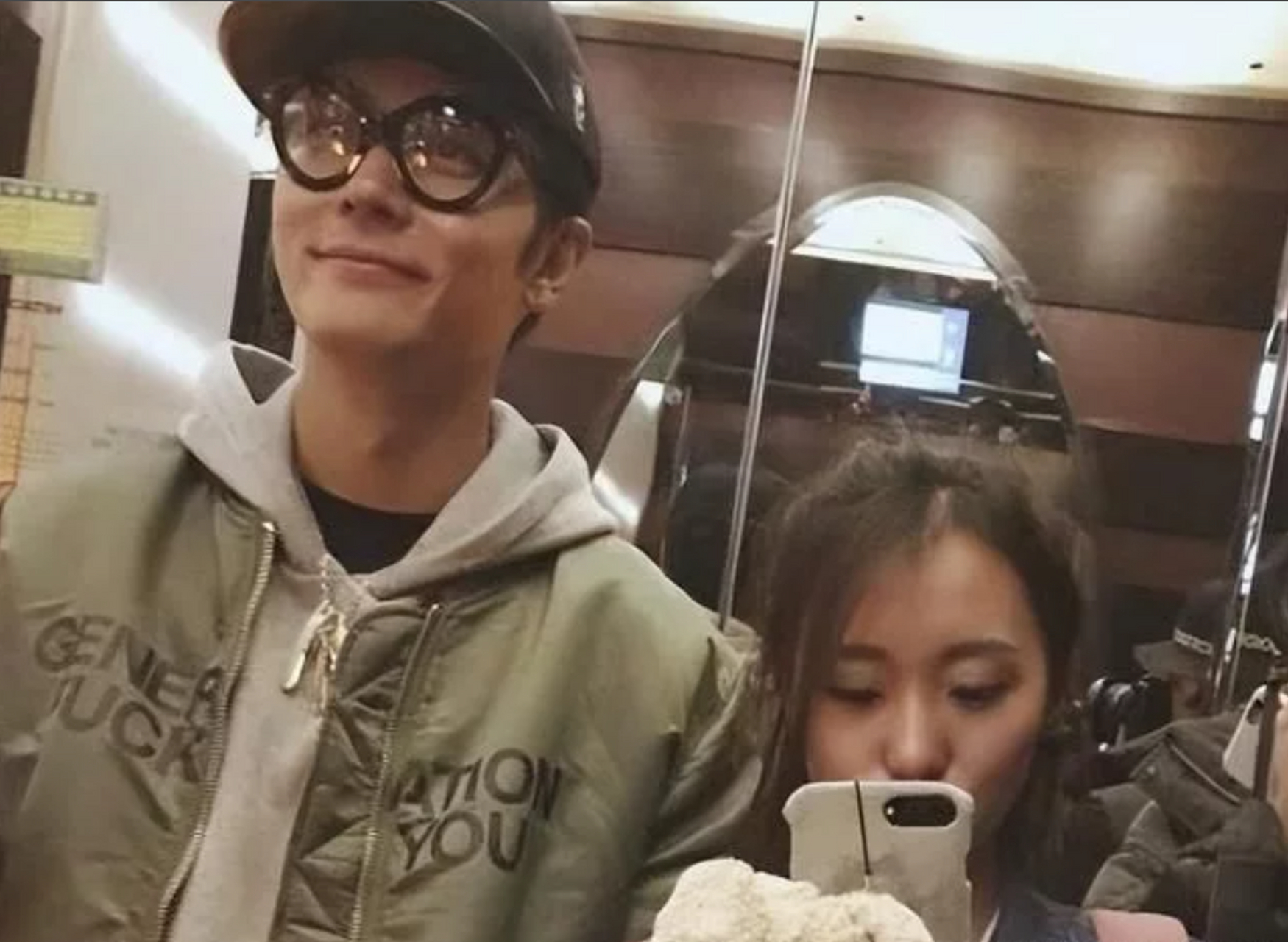 张丹峰与毕滢同住套房,三年前撒谎称引咎辞职,疑与洪欣达成共识 日前