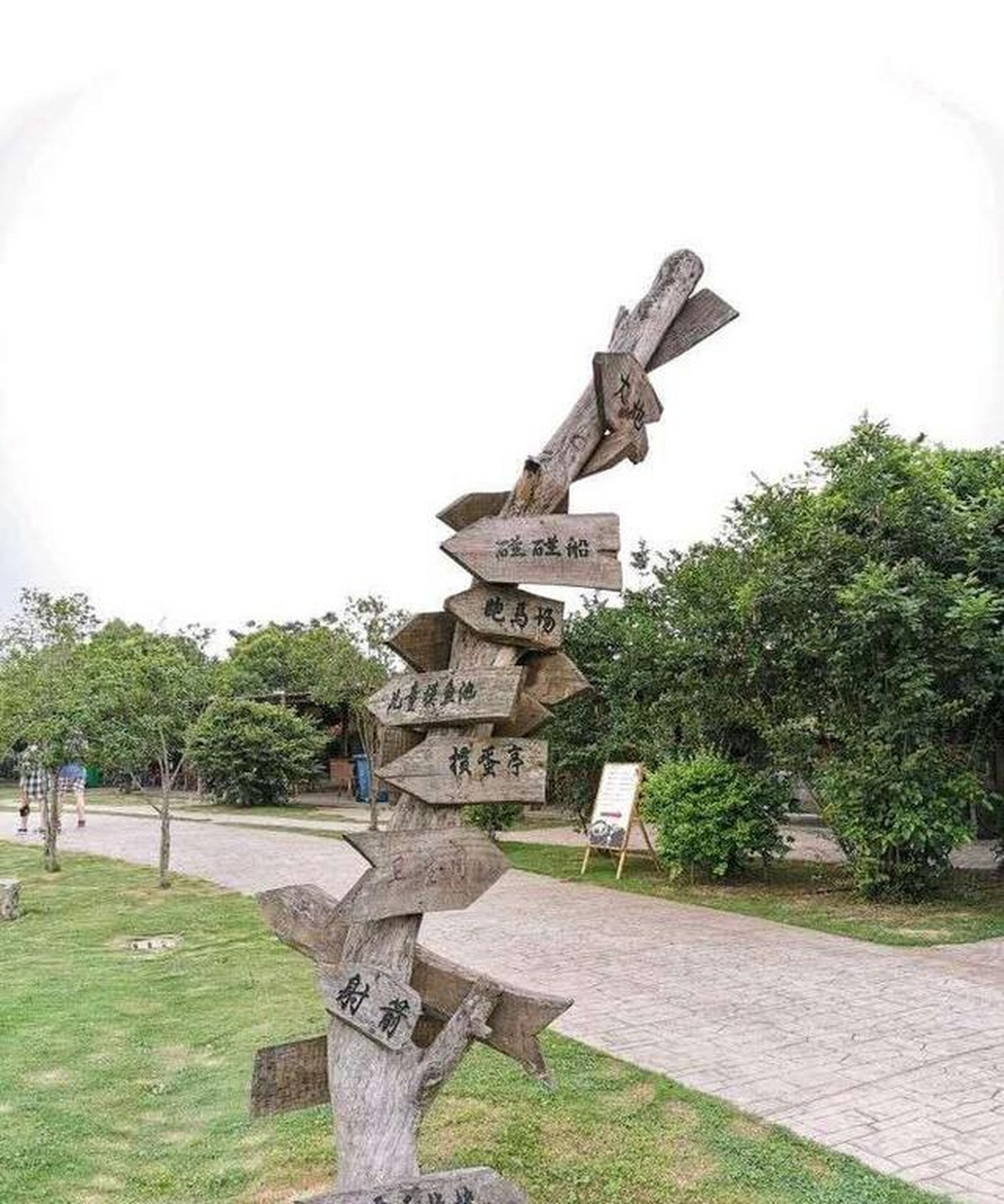 三国村位于南京江宁淳化滨淮社区马场山,相传,是当年周瑜筑造的马厩场