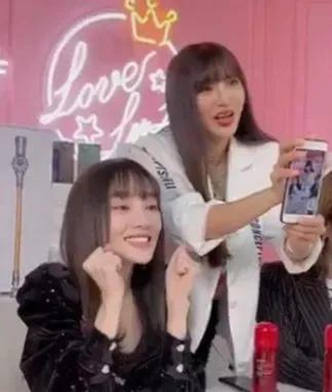 gif创作人# 李小璐闺蜜兼助播李桃是个狠人,她带着6岁的女儿,以40岁