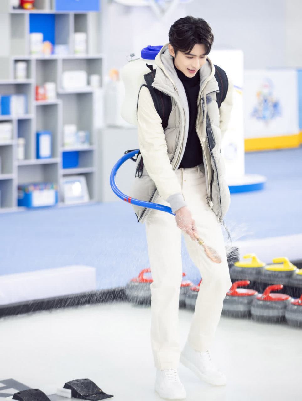 灰色假两件棉外套,黑色高领毛衣,白色休闲裤和小白鞋,快来get蔡徐坤的