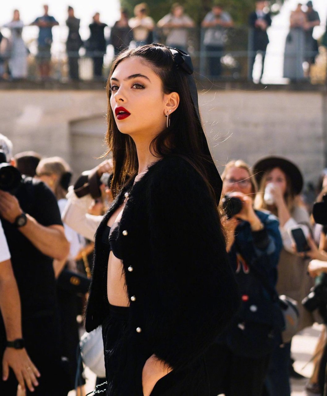 deva cassel街拍|红唇黑超的"球花"女儿,愈发美丽落落大方了!