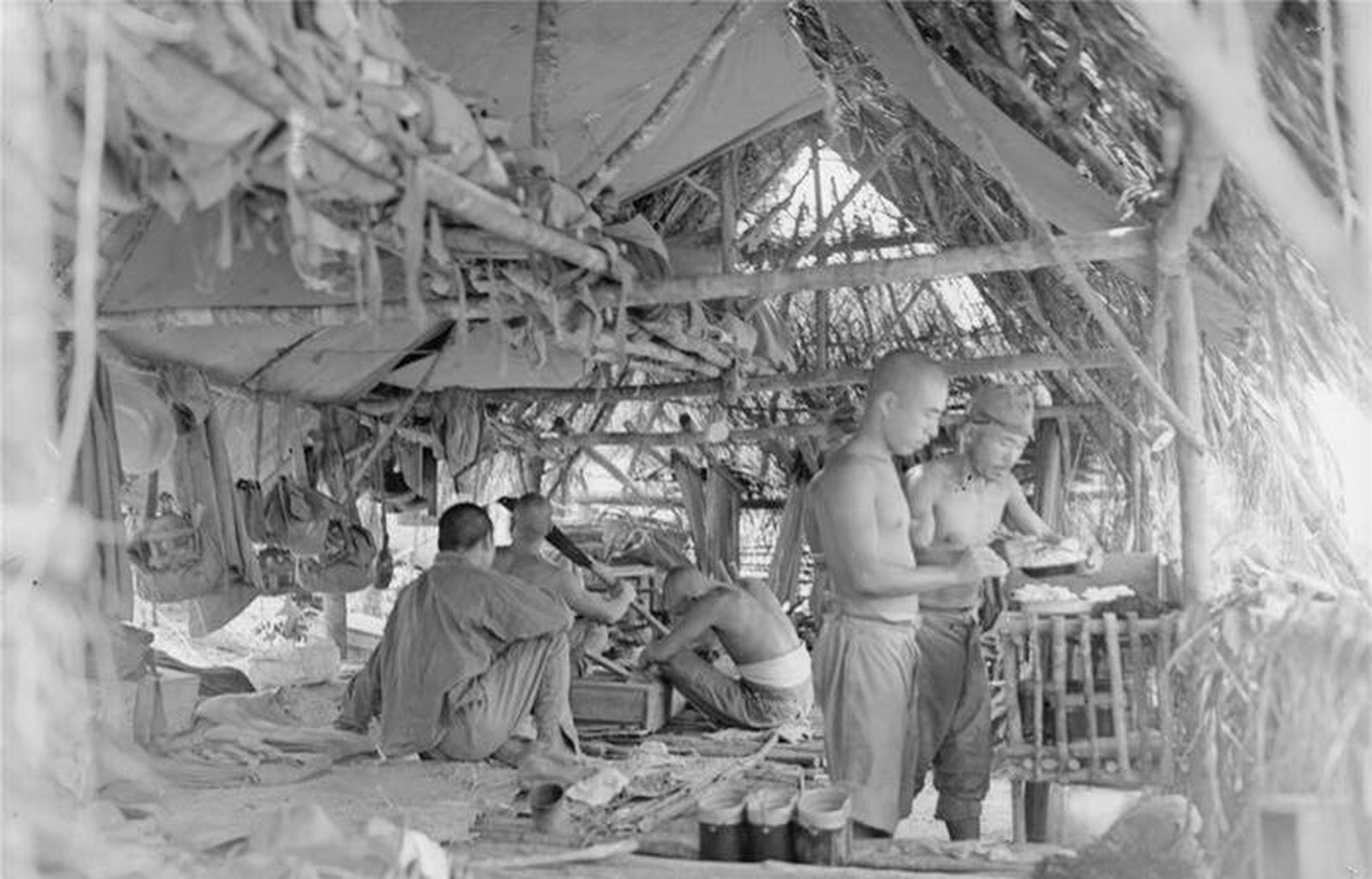 领动计划# 日本兵输得只剩下兜裆布,二战结束后被关押在海岛上的日 