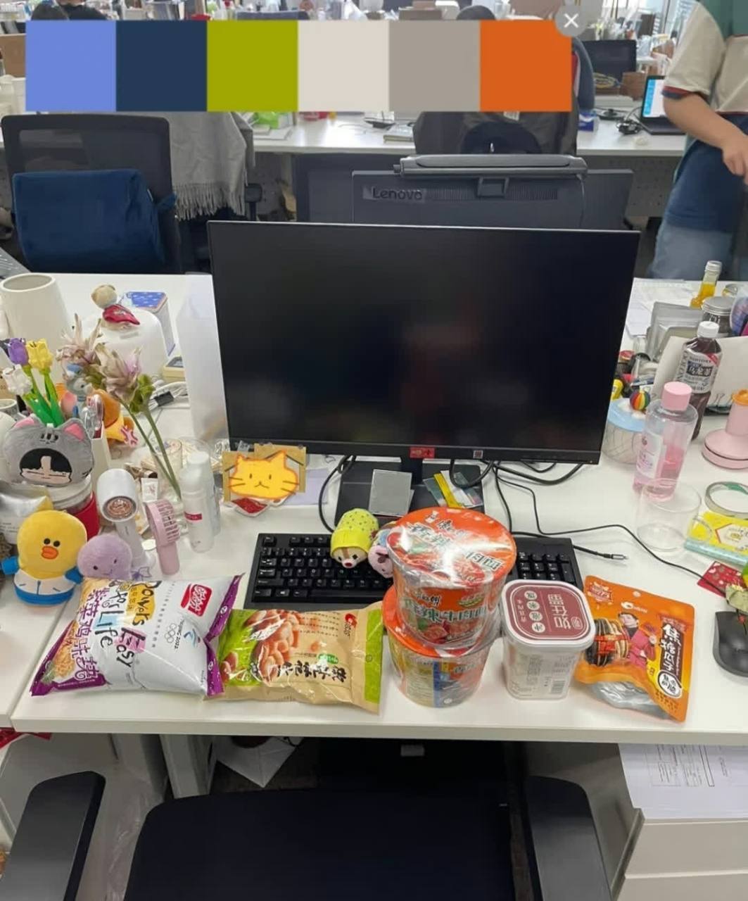 一大早来到办公室,桌子上摆满了同事喂的零食,说怕饿着[三哈]