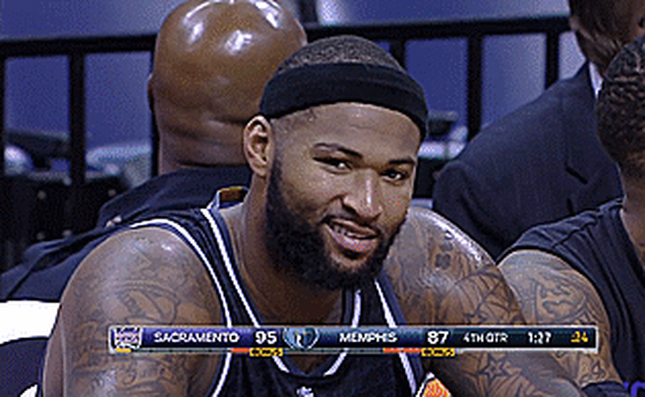 gif创作人# 图1--考辛斯这小表情 图2--你就是跟摄影师有仇,让人挤排