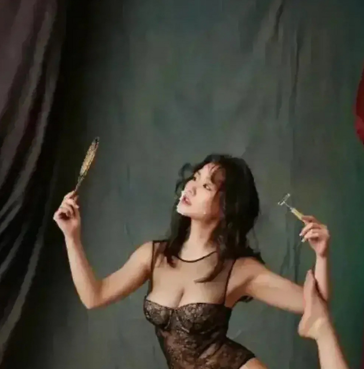 金靖拍男人装,泡面头,蕾丝装,摆高难度瑜伽动作,好迷人!