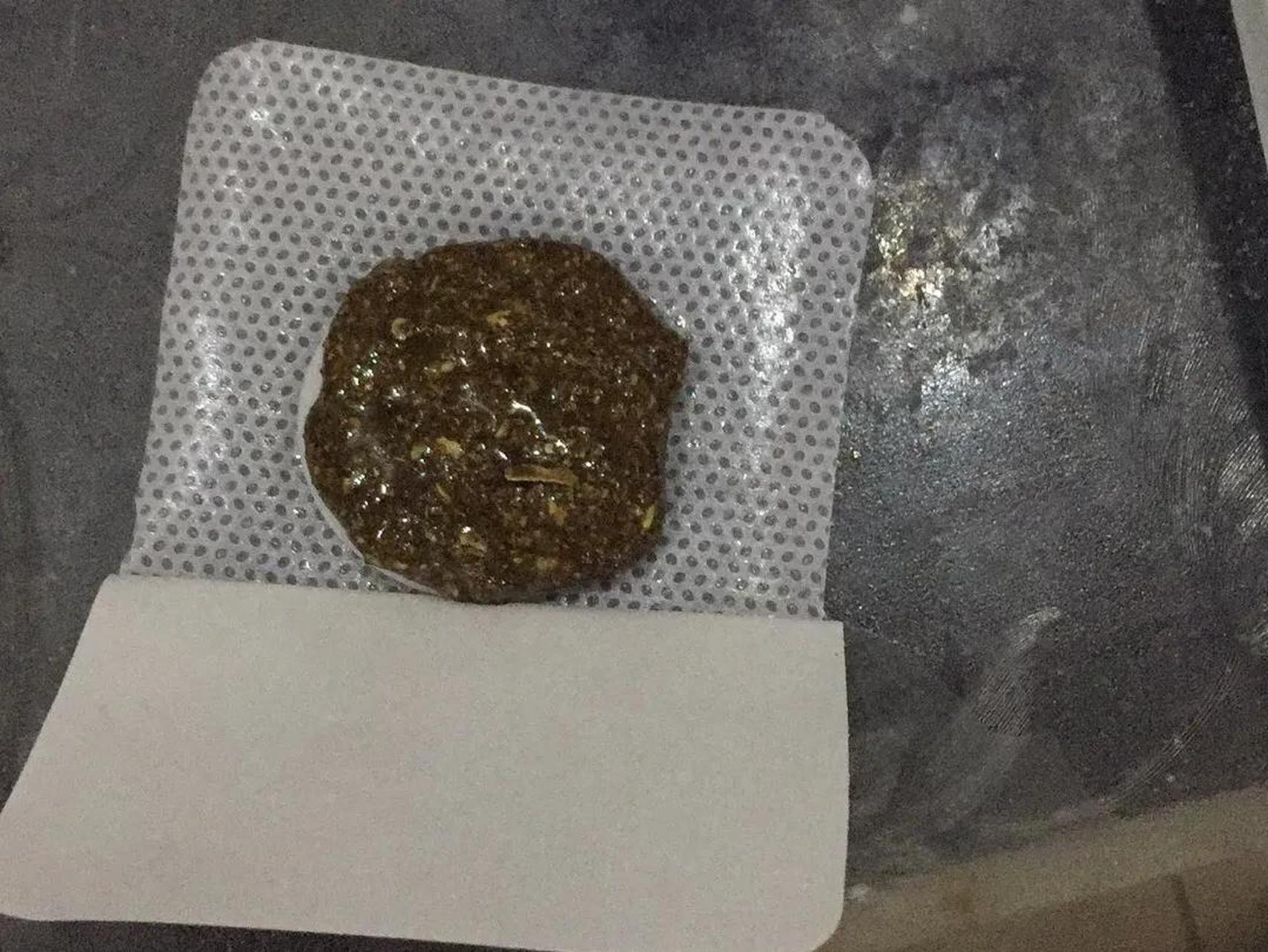 虎叔您好,孩子四周岁了,一直拉羊屎蛋,大便前面是黑色的,后面是黄色的