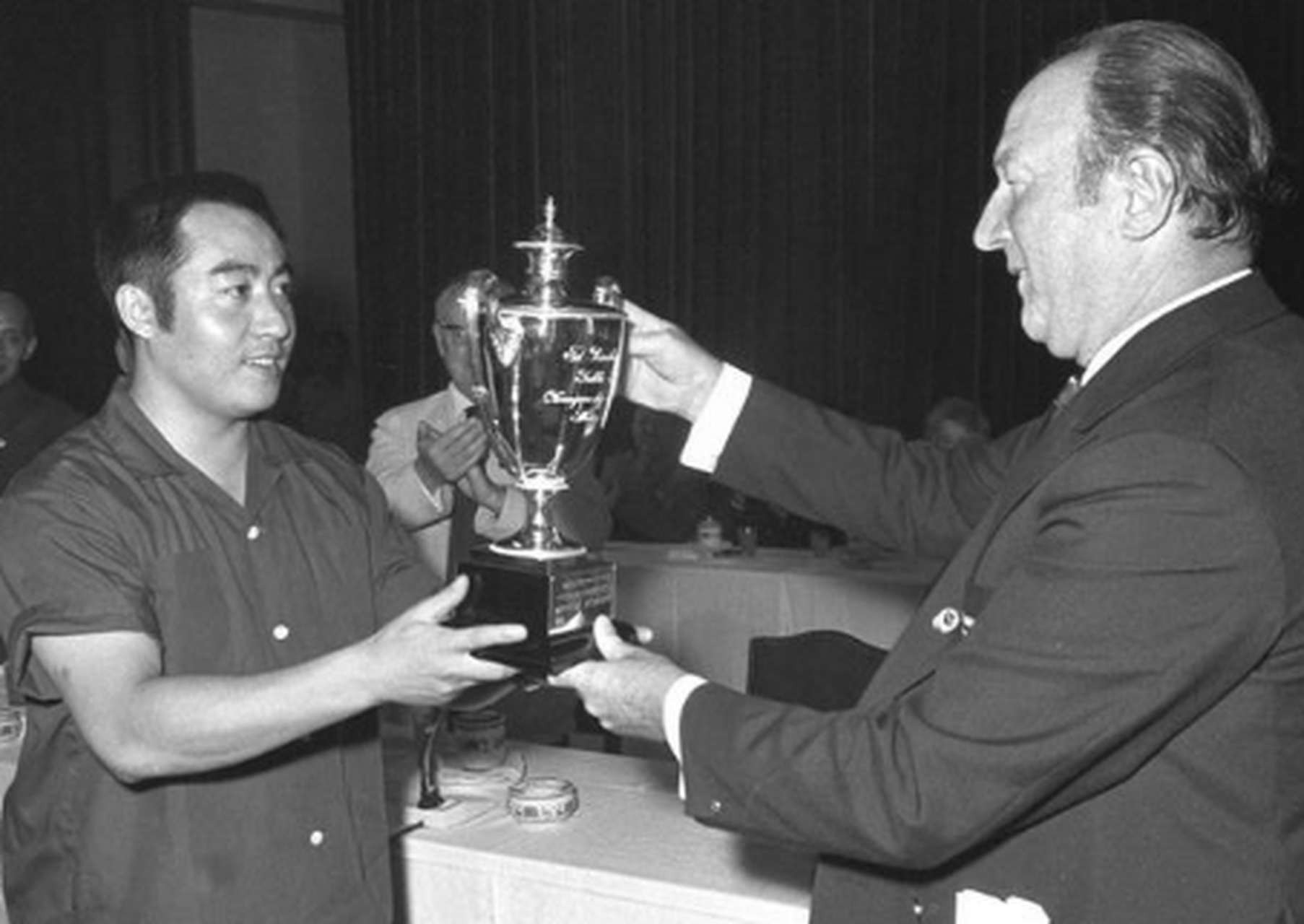 日本举行第31届世界乒乓球锦标赛的时候,美国乒乓球运动员格伦·科恩