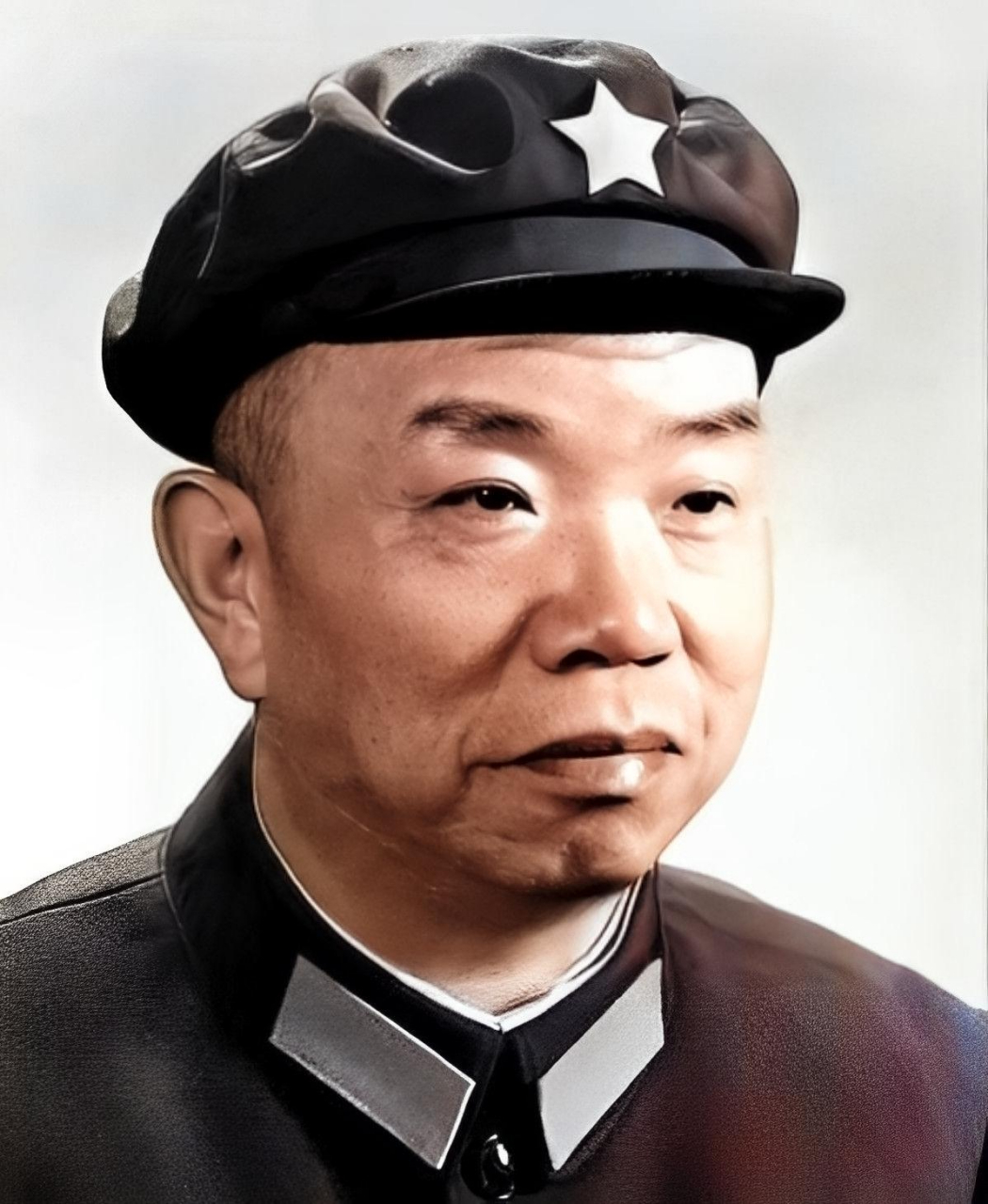 " 没想到,士兵看到有人拦住他,显得很不耐烦.