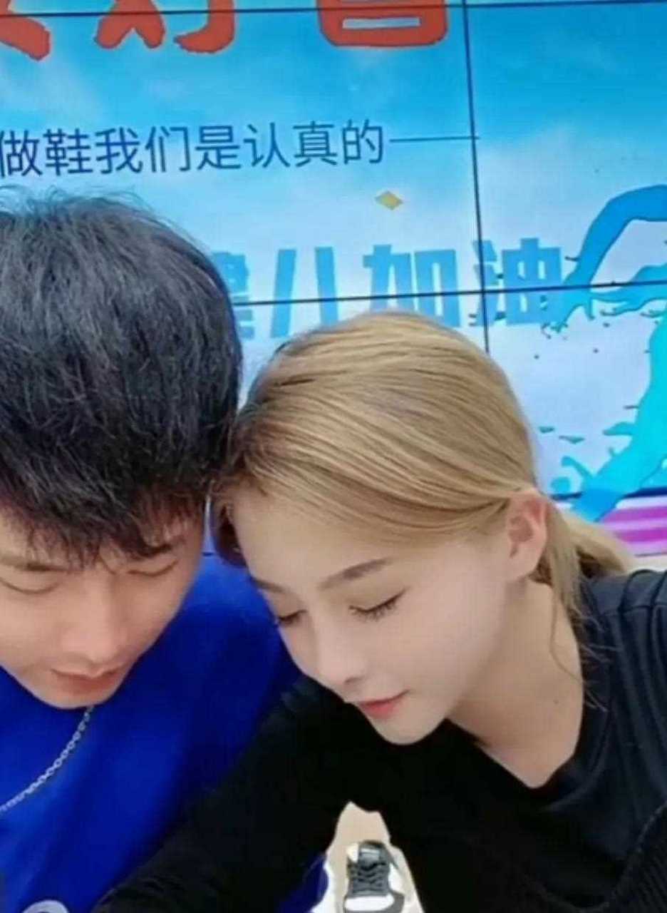 丹sir被男友夸赞长得挺好看           丹sir同男友开播带货,俩人直播