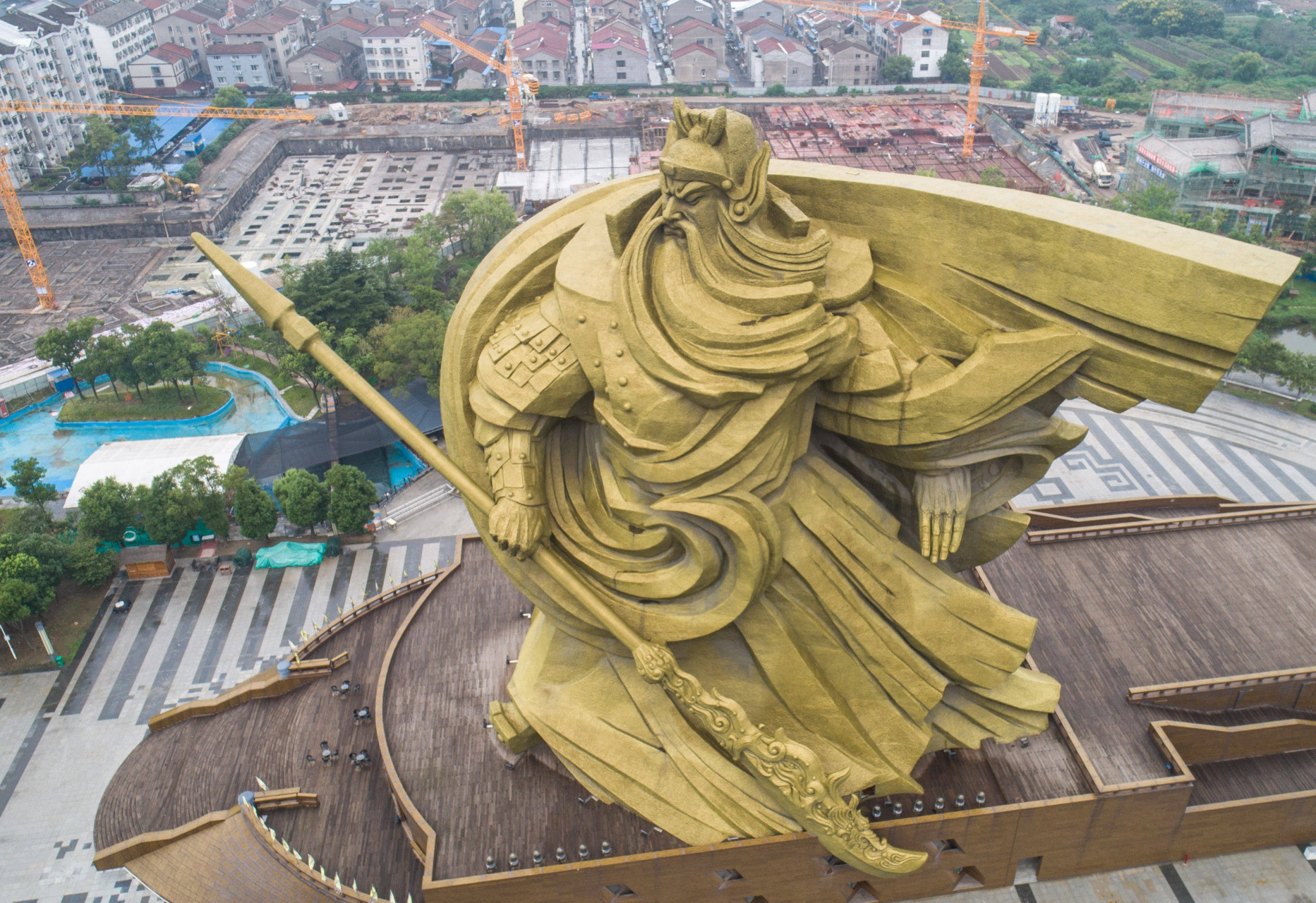 人们发现,荆州的巨型关公雕像不见了.