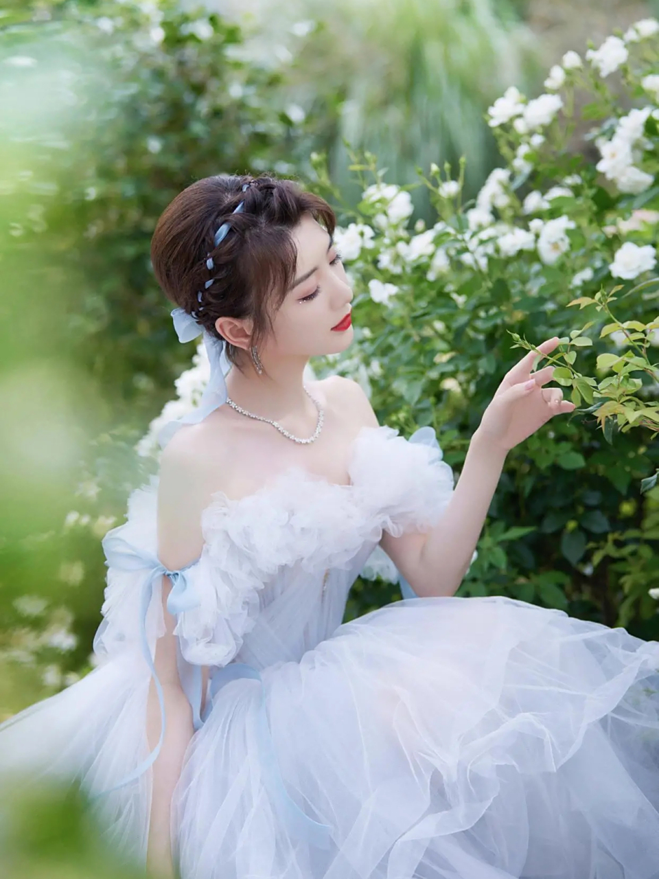 毛晓彤穿白色礼服连衣裙 毛晓彤在穿搭上也越来越大胆,一套露背白色