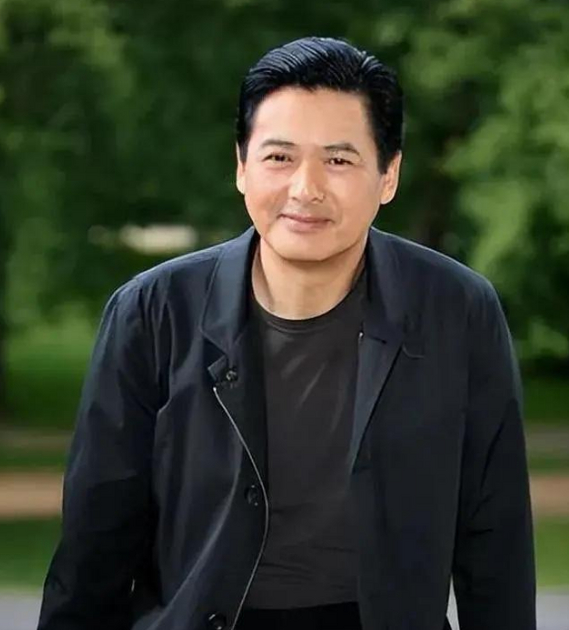 周润发和钟镇涛在街边的苍蝇小馆吃早餐,网友们立马炸了锅,纷纷直呼:"