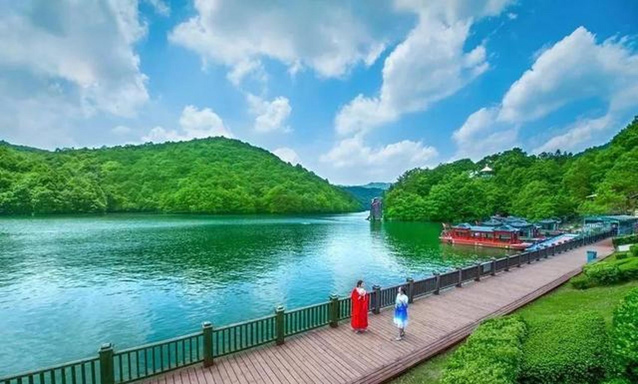 木兰天池是山中的一个水库,山清水秀,森林资源丰富,这里有幽谷美景