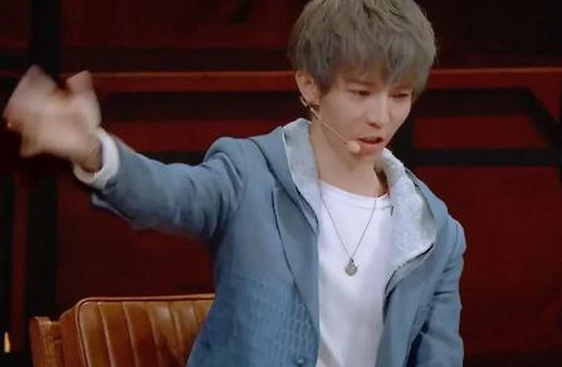 2002年,郭敬明从四川自贡去上海大学读书,发现身边同学老师都讲上海话