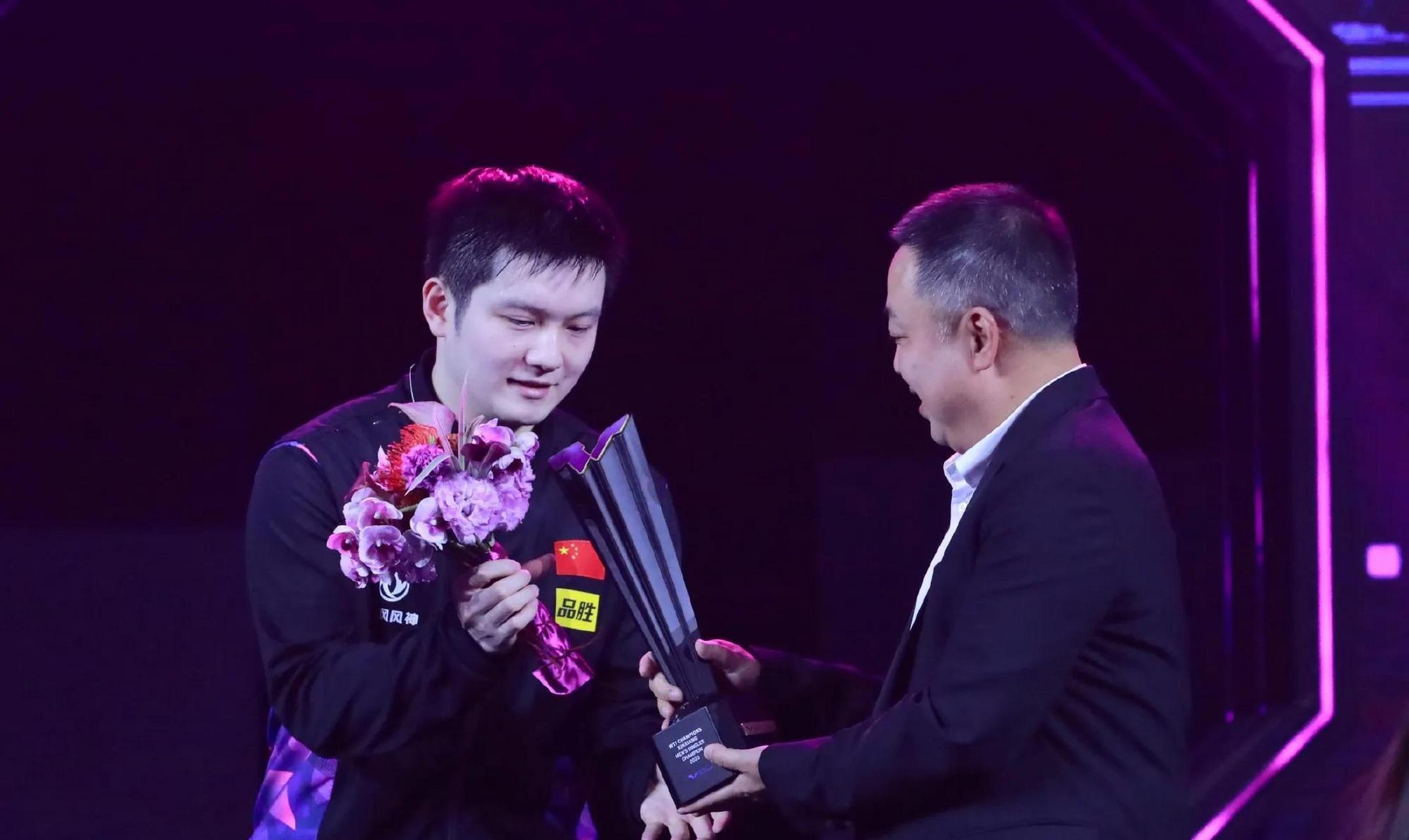 4月15日刘国梁给樊振东颁奖看看这笑得不怎么开心啊!