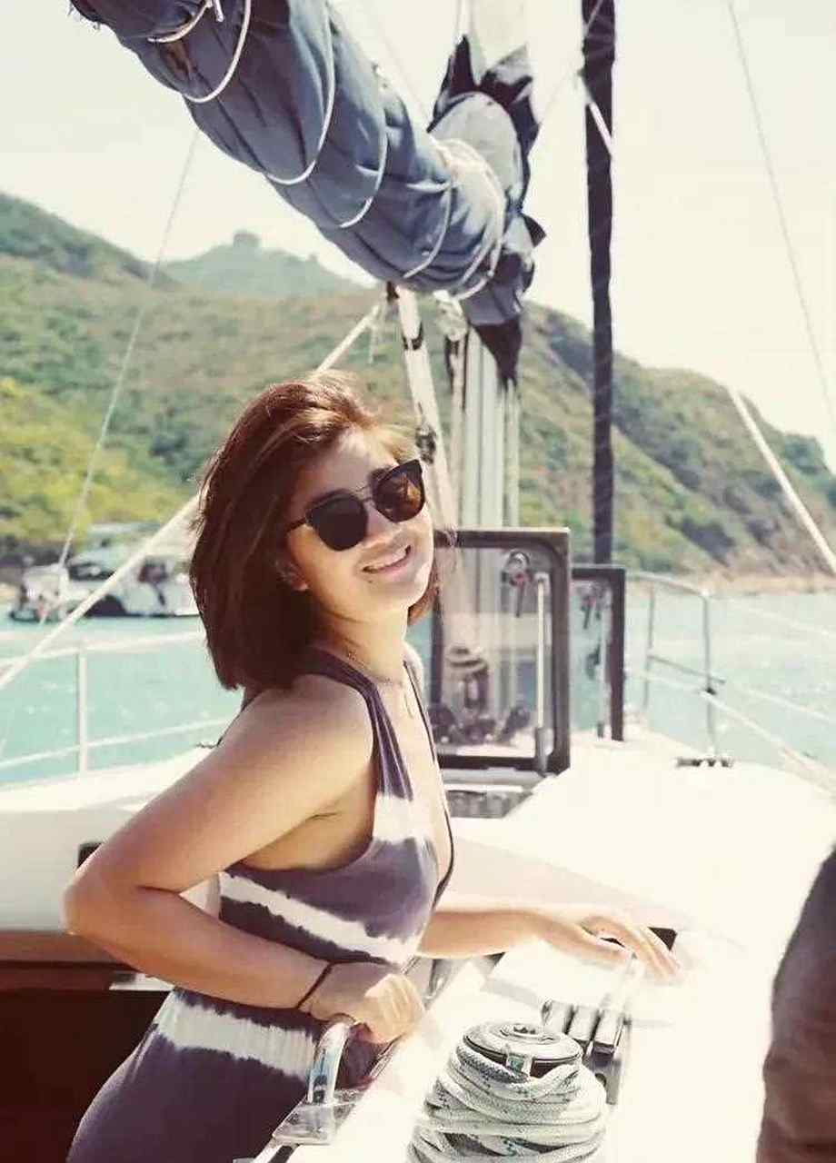 歌手降央卓玛icon晒出自己的两组游玩照片,第一组在海边素颜美照,穿