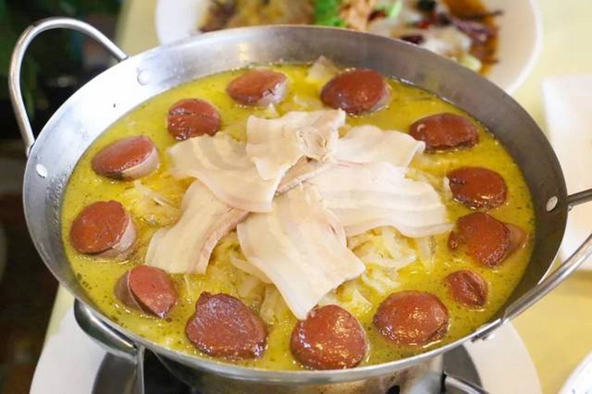 在沈阳的团圆饭中酸菜白肉血肠里面有酸菜,猪肉,粉条,再切上薄薄的