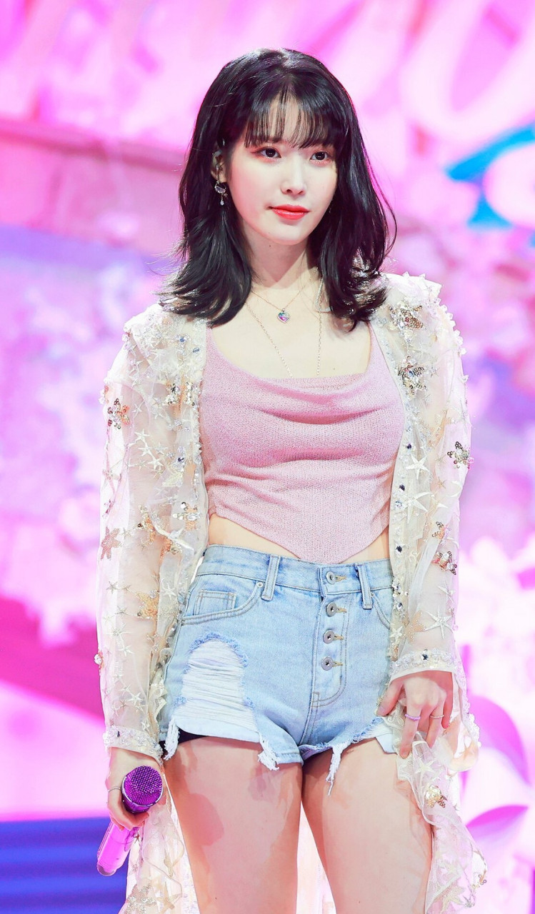 iu李智恩的身材不算出众但比较真实,不像内娱流行的白又瘦,而且我特别