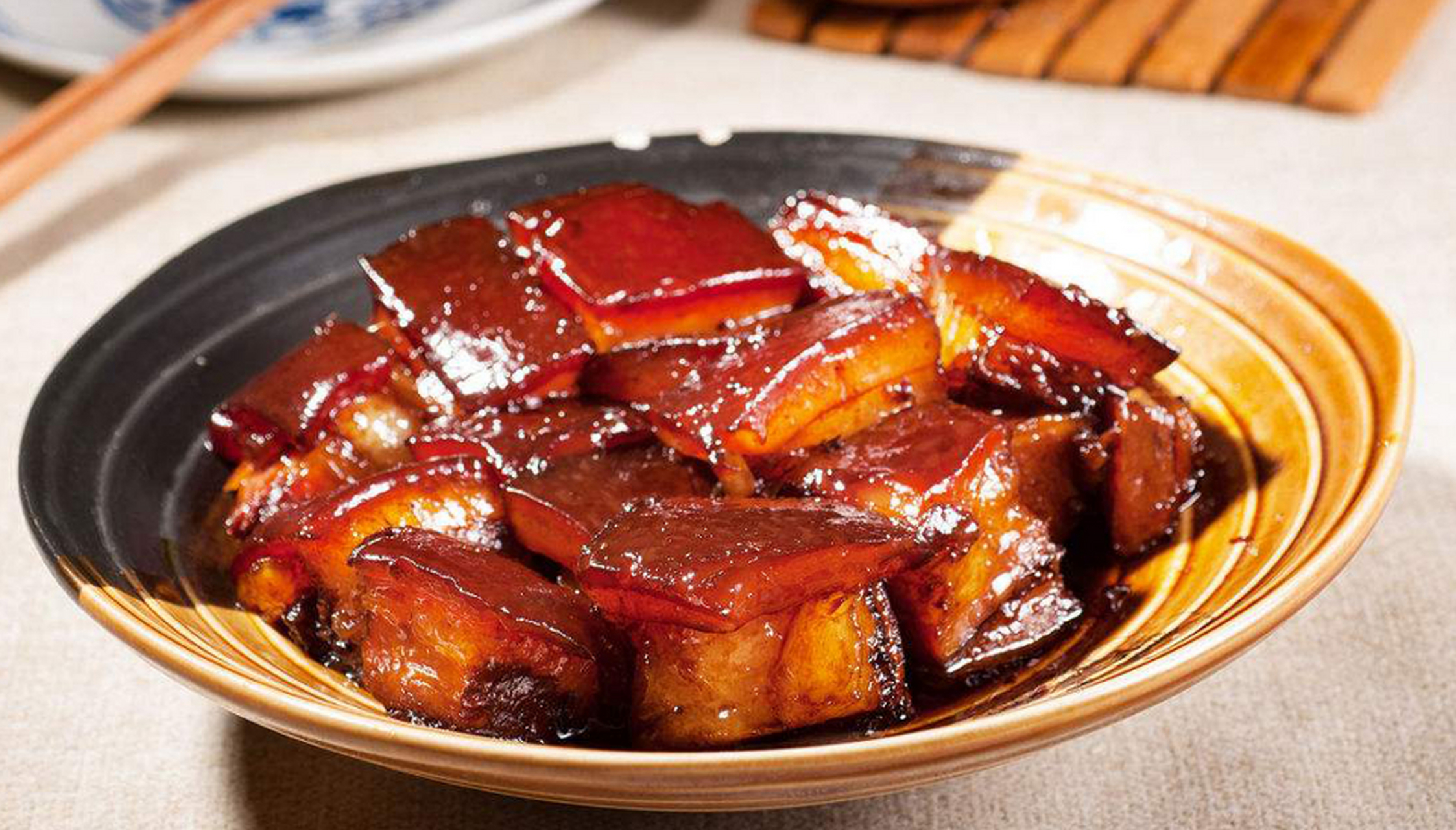 中国国宴超级好吃的经典名菜 东坡肉 东坡肉又名滚肉,红烧肉,是江南