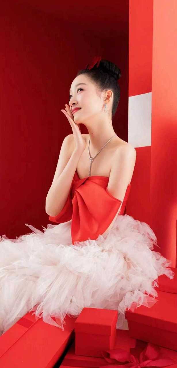 美女来一组,身着红色抹胸裙的关晓彤.
