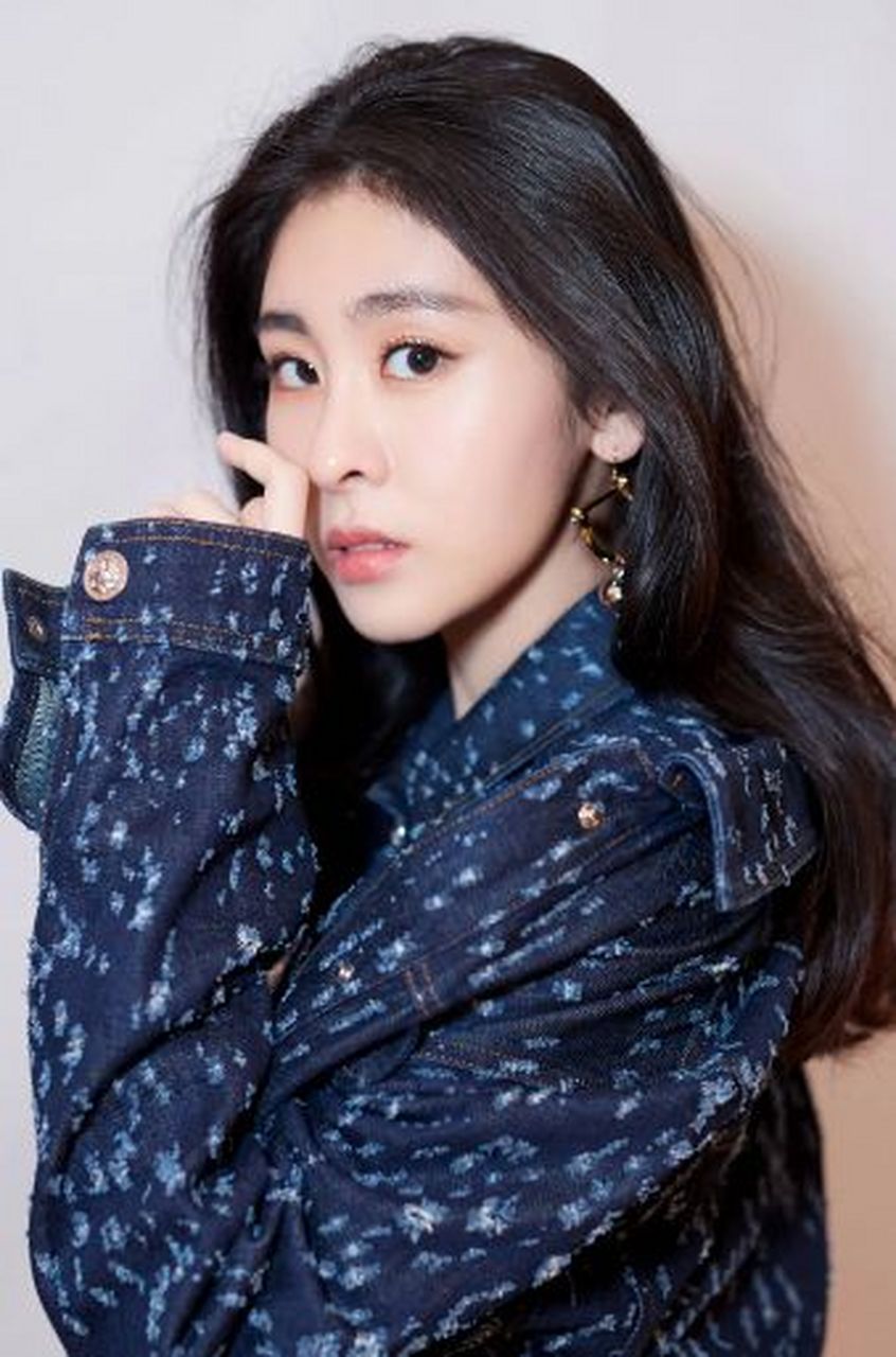 最近,有网友在张艺兴的演唱会上偶遇了张碧晨,引发了很多猜测.