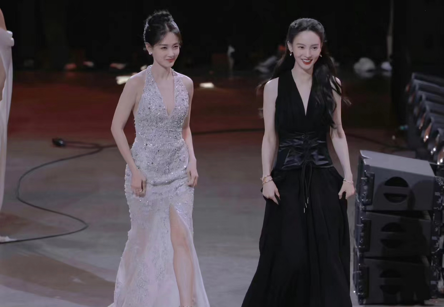 金晨和李一桐,两个人都好美,又高又瘦,你觉得谁更好看?